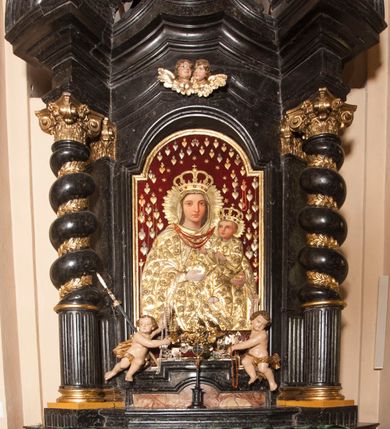 Zdjęcie nr 1: Ołtarz prostopadłościenny, w typie tumbowym, z mensą o brzegu zdobionym rzędem liści akantu naprzemian z łukami kotarowymi zwieńczonymi kulami oraz podwieszonym lambrekinem. Nastawa ołtarzowa jest architektoniczna, jednoosiowa ze zwieńczeniem, ujęta przez kolumny stojące na ukośnie dostawionych cokołach. Kolumny w jednej trzeciej kanelowane w dwóch trzecich skręcone z wplecioną złoconą wicią roślinną, ze złoconym kapitelem podtrzymują przerwany przyczółek ze ślimacznicami, na którym siedzą aniołki. Belkowanie bogato profilowane nad częścią środkową jest wyłamane trzema wklęsłymi łukami. Zwieńczenie jest utworzone z owalnego obrazu z przedstawieniem św. Kingi, w profilowanej ramie ujętej wieńcem z lauru.   

