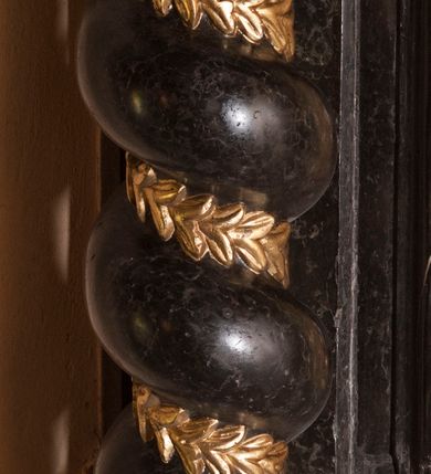 Zdjęcie nr 16: Ołtarz prostopadłościenny, w typie tumbowym, z mensą o brzegu zdobionym rzędem liści akantu naprzemian z łukami kotarowymi zwieńczonymi kulami oraz podwieszonym lambrekinem. Nastawa ołtarzowa jest architektoniczna, jednoosiowa ze zwieńczeniem, ujęta przez kolumny stojące na ukośnie dostawionych cokołach. Kolumny w jednej trzeciej kanelowane w dwóch trzecich skręcone z wplecioną złoconą wicią roślinną, ze złoconym kapitelem podtrzymują przerwany przyczółek ze ślimacznicami, na którym siedzą aniołki. Belkowanie bogato profilowane nad częścią środkową jest wyłamane trzema wklęsłymi łukami. Zwieńczenie jest utworzone z owalnego obrazu z przedstawieniem św. Kingi, w profilowanej ramie ujętej wieńcem z lauru.   

