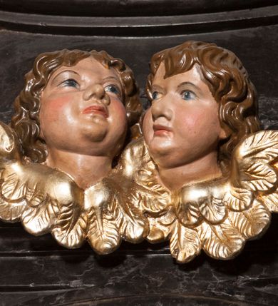 Zdjęcie nr 18: Ołtarz prostopadłościenny, w typie tumbowym, z mensą o brzegu zdobionym rzędem liści akantu naprzemian z łukami kotarowymi zwieńczonymi kulami oraz podwieszonym lambrekinem. Nastawa ołtarzowa jest architektoniczna, jednoosiowa ze zwieńczeniem, ujęta przez kolumny stojące na ukośnie dostawionych cokołach. Kolumny w jednej trzeciej kanelowane w dwóch trzecich skręcone z wplecioną złoconą wicią roślinną, ze złoconym kapitelem podtrzymują przerwany przyczółek ze ślimacznicami, na którym siedzą aniołki. Belkowanie bogato profilowane nad częścią środkową jest wyłamane trzema wklęsłymi łukami. Zwieńczenie jest utworzone z owalnego obrazu z przedstawieniem św. Kingi, w profilowanej ramie ujętej wieńcem z lauru.   

