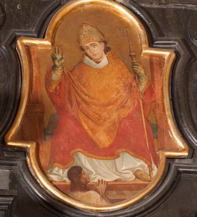 Zdjęcie nr 19: Ołtarz architektoniczny, jednoosiowy, jednokondygnacyjny ze zwieńczeniem. Jego mensa jest w typie tumbowym, antepedium w kształcie płyciny wypełnionej różowym marmurem paczółtowickim, z półkolistymi wcięciami na dłuższych bokach. Nastawa jest ujęta zwielokrotnionymi pilastrami o kompozytowych kapitelach, złoconych, podtrzymujących odcinki belkowania z ćwierćkolistymi naczółkami. Belkowanie połączone w partii architrawu, wygiętego łukowato. Zwieńczenie ujęte spływami wolutowymi, podtrzymującymi gzyms o formie łuku nadwieszonego. W polu środkowym rzeźba Chrystusa na krzyżu, na tle płaskorzeźbionego widoku Jerozolimy, ujętego drewnianą, złoconą ramą w formie stojącego prostokąta, z wyciętą łukowato dolną krawędzią i ściętymi ćwierćkoliście narożami, zwieńczonego podwójnym łukiem półkolistym, nadwieszonym. Na całej powierzchni widoku Jerozolimy ulokowane liczne wota. W zwieńczeniu obraz ze sceną Wskrzeszenia Piotrowina, w fantazyjnie wyciętej ramie o bokach krótszych wybrzuszonych a długich wklęsłych. 

