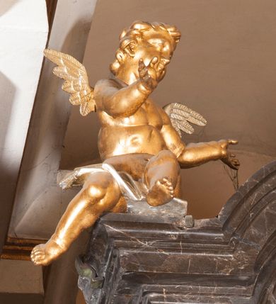 Zdjęcie nr 14: Ołtarz architektoniczny, jednoosiowy, jednokondygnacyjny ze zwieńczeniem. Jego mensa jest w typie tumbowym, antepedium w kształcie płyciny wypełnionej różowym marmurem paczółtowickim, z półkolistymi wcięciami na dłuższych bokach. Nastawa jest ujęta zwielokrotnionymi pilastrami o kompozytowych kapitelach, złoconych, podtrzymujących odcinki belkowania z ćwierćkolistymi naczółkami. Belkowanie połączone w partii architrawu, wygiętego łukowato. Zwieńczenie ujęte spływami wolutowymi, podtrzymującymi gzyms o formie łuku nadwieszonego. W polu środkowym rzeźba Chrystusa na krzyżu, na tle płaskorzeźbionego widoku Jerozolimy, ujętego drewnianą, złoconą ramą w formie stojącego prostokąta, z wyciętą łukowato dolną krawędzią i ściętymi ćwierćkoliście narożami, zwieńczonego podwójnym łukiem półkolistym, nadwieszonym. Na całej powierzchni widoku Jerozolimy ulokowane liczne wota. W zwieńczeniu obraz ze sceną Wskrzeszenia Piotrowina, w fantazyjnie wyciętej ramie o bokach krótszych wybrzuszonych a długich wklęsłych. 

