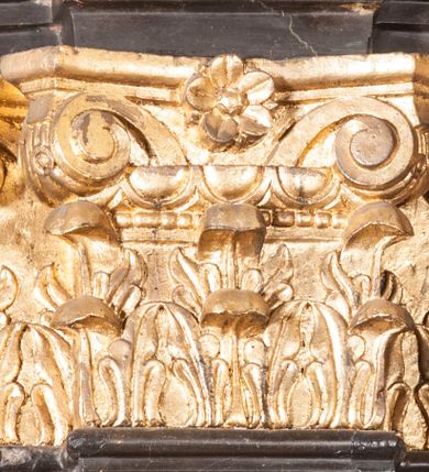 Zdjęcie nr 15: Ołtarz architektoniczny, jednoosiowy, jednokondygnacyjny ze zwieńczeniem. Jego mensa jest w typie tumbowym, antepedium w kształcie płyciny wypełnionej różowym marmurem paczółtowickim, z półkolistymi wcięciami na dłuższych bokach. Nastawa jest ujęta zwielokrotnionymi pilastrami o kompozytowych kapitelach, złoconych, podtrzymujących odcinki belkowania z ćwierćkolistymi naczółkami. Belkowanie połączone w partii architrawu, wygiętego łukowato. Zwieńczenie ujęte spływami wolutowymi, podtrzymującymi gzyms o formie łuku nadwieszonego. W polu środkowym rzeźba Chrystusa na krzyżu, na tle płaskorzeźbionego widoku Jerozolimy, ujętego drewnianą, złoconą ramą w formie stojącego prostokąta, z wyciętą łukowato dolną krawędzią i ściętymi ćwierćkoliście narożami, zwieńczonego podwójnym łukiem półkolistym, nadwieszonym. Na całej powierzchni widoku Jerozolimy ulokowane liczne wota. W zwieńczeniu obraz ze sceną Wskrzeszenia Piotrowina, w fantazyjnie wyciętej ramie o bokach krótszych wybrzuszonych a długich wklęsłych. 

