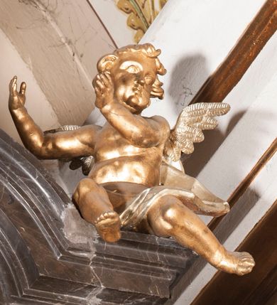 Zdjęcie nr 13: Ołtarz architektoniczny, jednoosiowy, jednokondygnacyjny ze zwieńczeniem. Jego mensa jest w typie tumbowym, antepedium w kształcie płyciny wypełnionej różowym marmurem paczółtowickim, z półkolistymi wcięciami na dłuższych bokach. Nastawa jest ujęta zwielokrotnionymi pilastrami o kompozytowych kapitelach, złoconych, podtrzymujących odcinki belkowania z ćwierćkolistymi naczółkami. Belkowanie połączone w partii architrawu, wygiętego łukowato. Zwieńczenie ujęte spływami wolutowymi, podtrzymującymi gzyms o formie łuku nadwieszonego. W polu środkowym rzeźba Chrystusa na krzyżu, na tle płaskorzeźbionego widoku Jerozolimy, ujętego drewnianą, złoconą ramą w formie stojącego prostokąta, z wyciętą łukowato dolną krawędzią i ściętymi ćwierćkoliście narożami, zwieńczonego podwójnym łukiem półkolistym, nadwieszonym. Na całej powierzchni widoku Jerozolimy ulokowane liczne wota. W zwieńczeniu obraz ze sceną Wskrzeszenia Piotrowina, w fantazyjnie wyciętej ramie o bokach krótszych wybrzuszonych a długich wklęsłych. 

