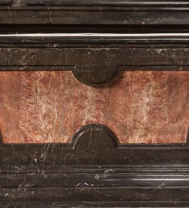 Zdjęcie nr 16: Ołtarz architektoniczny, jednoosiowy, jednokondygnacyjny ze zwieńczeniem. Jego mensa jest w typie tumbowym, antepedium w kształcie płyciny wypełnionej różowym marmurem paczółtowickim, z półkolistymi wcięciami na dłuższych bokach. Nastawa jest ujęta zwielokrotnionymi pilastrami o kompozytowych kapitelach, złoconych, podtrzymujących odcinki belkowania z ćwierćkolistymi naczółkami. Belkowanie połączone w partii architrawu, wygiętego łukowato. Zwieńczenie ujęte spływami wolutowymi, podtrzymującymi gzyms o formie łuku nadwieszonego. W polu środkowym rzeźba Chrystusa na krzyżu, na tle płaskorzeźbionego widoku Jerozolimy, ujętego drewnianą, złoconą ramą w formie stojącego prostokąta, z wyciętą łukowato dolną krawędzią i ściętymi ćwierćkoliście narożami, zwieńczonego podwójnym łukiem półkolistym, nadwieszonym. Na całej powierzchni widoku Jerozolimy ulokowane liczne wota. W zwieńczeniu obraz ze sceną Wskrzeszenia Piotrowina, w fantazyjnie wyciętej ramie o bokach krótszych wybrzuszonych a długich wklęsłych. 

