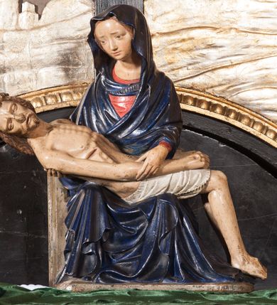 Zdjęcie nr 20: Ołtarz architektoniczny, jednoosiowy, jednokondygnacyjny ze zwieńczeniem. Jego mensa jest w typie tumbowym, antepedium w kształcie płyciny wypełnionej różowym marmurem paczółtowickim, z półkolistymi wcięciami na dłuższych bokach. Nastawa jest ujęta zwielokrotnionymi pilastrami o kompozytowych kapitelach, złoconych, podtrzymujących odcinki belkowania z ćwierćkolistymi naczółkami. Belkowanie połączone w partii architrawu, wygiętego łukowato. Zwieńczenie ujęte spływami wolutowymi, podtrzymującymi gzyms o formie łuku nadwieszonego. W polu środkowym rzeźba Chrystusa na krzyżu, na tle płaskorzeźbionego widoku Jerozolimy, ujętego drewnianą, złoconą ramą w formie stojącego prostokąta, z wyciętą łukowato dolną krawędzią i ściętymi ćwierćkoliście narożami, zwieńczonego podwójnym łukiem półkolistym, nadwieszonym. Na całej powierzchni widoku Jerozolimy ulokowane liczne wota. W zwieńczeniu obraz ze sceną Wskrzeszenia Piotrowina, w fantazyjnie wyciętej ramie o bokach krótszych wybrzuszonych a długich wklęsłych. 

