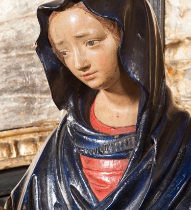 Zdjęcie nr 4: Rzeźba przedstawia siedzącą Marię trzymającą na kolanach ciało swego syna. Maria ustawiona frontalnie, z torsem skręconym lekko w prawo, ubrana w czerwoną suknię i ciemnoniebieski płaszcz z kapturem na głowie. Prawą ręką podtrzymuje syna, a lewą ujmuje go za prawą rękę. Twarz okrągła, pochylona ku Jezusowi, widać na niej boleść; oczy i włosy ciemne, długi nos i zwięzłe usta. Ciało Chrystusa odziane tylko w perizonium spoczywa na kolanach matki, tułów i głowa proste, nogi w kolanach opadają na ziemię, korpus wychudzony tak, że widać żebra i ślady po gwoździach. Głowa w nienaturalnej pozie, prawie w jednej linii z tułowiem, na twarzy widać ból; oczy zamknięte, usta lekko otwarte. Długie do ramion włosy otaczają głowę, lekko zaznaczona broda.