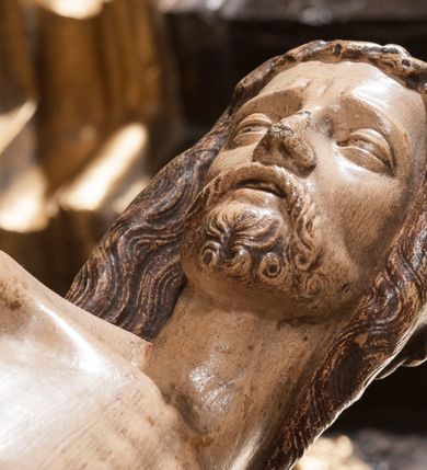 Zdjęcie nr 8: Rzeźba przedstawia siedzącą Marię trzymającą na kolanach ciało swego syna. Maria ustawiona frontalnie, z torsem skręconym lekko w prawo, ubrana w czerwoną suknię i ciemnoniebieski płaszcz z kapturem na głowie. Prawą ręką podtrzymuje syna, a lewą ujmuje go za prawą rękę. Twarz okrągła, pochylona ku Jezusowi, widać na niej boleść; oczy i włosy ciemne, długi nos i zwięzłe usta. Ciało Chrystusa odziane tylko w perizonium spoczywa na kolanach matki, tułów i głowa proste, nogi w kolanach opadają na ziemię, korpus wychudzony tak, że widać żebra i ślady po gwoździach. Głowa w nienaturalnej pozie, prawie w jednej linii z tułowiem, na twarzy widać ból; oczy zamknięte, usta lekko otwarte. Długie do ramion włosy otaczają głowę, lekko zaznaczona broda.