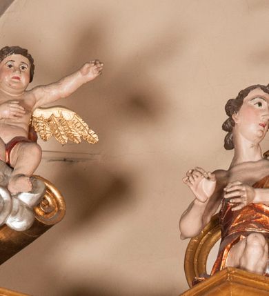 Zdjęcie nr 28: Ołtarz architektoniczny,  przyścienny, trójosiowy, jednokondygnacyjny ze zwieńczeniem. Mensa ołtarzowa kamienna, sarkofagowa, przesłonięta drewnianym antepedium, w centrum którego umieszczono pastorał, krzyż, infułę i księgę w otoczeniu winnej latorośli. Antepedium otoczone ramą ze zdobionymi narożami. Na mensie ustawiono tabernakulum dwukondygnacyjne ze zwieńczeniem, flankowane kolumnami kompozytowymi z pierścieniami w połowie. W dolnej kondygnacji metalowy front z drzwiami o wykroju łuku, zdobionymi splotem kłosów zbóż i kiści winogron. W górnej kondygnacji srebrna płaskorzeźba pelikana karmiącego trzy pisklęta. Po bokach siedzą dwa aniołki. Tabernakulum flankowane stylizowanym przestrzennym ornamentem akantowym. Nastawa posadowiona na wysokim, dekorowanym płycinami, dwudzielnym cokole, którego boczne osie zostały ustawione skośnie w stosunku do głównej. W polu centralnym obraz ze sceną wskrzeszenie Piotrowina przez św. Stanisława w kształcie prostokąta zamkniętego od góry łukiem półkolistym, w złoconej, profilowanej ramie otoczonej srebrnymi orłami oraz stylizowaną wicią roślinną. Powyżej, w zwieńczeniu gloria promienista. W jej centrum Trójca Święta: tronujący wśród obłoków i aniołków Chrystus po lewej stronie i Bóg Ojciec po prawej; powyżej nich unosi się gołębica Ducha Świętego. Otaczająca scenę gloria promienista została skomponowana z wiązek krótszych i dłuższych promieni naprzemiennie srebrnych i złotych, rzadziej rozlokowanych w dolnej części. Boczne osie składają się z ustawionych uskokowo na tle pilastrów par kolumn kompozytowych podtrzymujących rozbudowane, wyłamane na ich osiach belkowanie. Cokoły kolumn są dekorowane płycinami wypełnionymi ornamentem, a między nimi  na konsolach ustawiono figury świętych: Piotra po prawej stronie i Pawła po lewej. Na zewnętrznych częściach belkowania umieszczono woluty, na których posadowiono nagie, przewiązane jedynie złotymi szarfami aniołki wskazujące scenę w glorii. Na wewnętrznych częściach siedzi para większych, ubranych w złoto-czerwone suknie aniołów ukazanych w skręcie, spoglądających we wskazywanym kierunku. 
Ołtarz polichromowany na kolor kremowy, płyciny na ciemnożółty i brązowy, profile również na biało i brązowo; ornamenty, profile, detale oraz kolumny złocone.  
