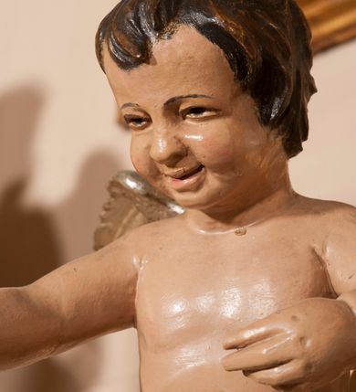 Zdjęcie nr 23: Ołtarz architektoniczny,  przyścienny, trójosiowy, jednokondygnacyjny ze zwieńczeniem. Mensa ołtarzowa kamienna, sarkofagowa, przesłonięta drewnianym antepedium, w centrum którego umieszczono pastorał, krzyż, infułę i księgę w otoczeniu winnej latorośli. Antepedium otoczone ramą ze zdobionymi narożami. Na mensie ustawiono tabernakulum dwukondygnacyjne ze zwieńczeniem, flankowane kolumnami kompozytowymi z pierścieniami w połowie. W dolnej kondygnacji metalowy front z drzwiami o wykroju łuku, zdobionymi splotem kłosów zbóż i kiści winogron. W górnej kondygnacji srebrna płaskorzeźba pelikana karmiącego trzy pisklęta. Po bokach siedzą dwa aniołki. Tabernakulum flankowane stylizowanym przestrzennym ornamentem akantowym. Nastawa posadowiona na wysokim, dekorowanym płycinami, dwudzielnym cokole, którego boczne osie zostały ustawione skośnie w stosunku do głównej. W polu centralnym obraz ze sceną wskrzeszenie Piotrowina przez św. Stanisława w kształcie prostokąta zamkniętego od góry łukiem półkolistym, w złoconej, profilowanej ramie otoczonej srebrnymi orłami oraz stylizowaną wicią roślinną. Powyżej, w zwieńczeniu gloria promienista. W jej centrum Trójca Święta: tronujący wśród obłoków i aniołków Chrystus po lewej stronie i Bóg Ojciec po prawej; powyżej nich unosi się gołębica Ducha Świętego. Otaczająca scenę gloria promienista została skomponowana z wiązek krótszych i dłuższych promieni naprzemiennie srebrnych i złotych, rzadziej rozlokowanych w dolnej części. Boczne osie składają się z ustawionych uskokowo na tle pilastrów par kolumn kompozytowych podtrzymujących rozbudowane, wyłamane na ich osiach belkowanie. Cokoły kolumn są dekorowane płycinami wypełnionymi ornamentem, a między nimi  na konsolach ustawiono figury świętych: Piotra po prawej stronie i Pawła po lewej. Na zewnętrznych częściach belkowania umieszczono woluty, na których posadowiono nagie, przewiązane jedynie złotymi szarfami aniołki wskazujące scenę w glorii. Na wewnętrznych częściach siedzi para większych, ubranych w złoto-czerwone suknie aniołów ukazanych w skręcie, spoglądających we wskazywanym kierunku. 
Ołtarz polichromowany na kolor kremowy, płyciny na ciemnożółty i brązowy, profile również na biało i brązowo; ornamenty, profile, detale oraz kolumny złocone.  
