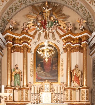 Zdjęcie nr 1: Ołtarz architektoniczny,  przyścienny, trójosiowy, jednokondygnacyjny ze zwieńczeniem. Mensa ołtarzowa kamienna, sarkofagowa, przesłonięta drewnianym antepedium, w centrum którego umieszczono pastorał, krzyż, infułę i księgę w otoczeniu winnej latorośli. Antepedium otoczone ramą ze zdobionymi narożami. Na mensie ustawiono tabernakulum dwukondygnacyjne ze zwieńczeniem, flankowane kolumnami kompozytowymi z pierścieniami w połowie. W dolnej kondygnacji metalowy front z drzwiami o wykroju łuku, zdobionymi splotem kłosów zbóż i kiści winogron. W górnej kondygnacji srebrna płaskorzeźba pelikana karmiącego trzy pisklęta. Po bokach siedzą dwa aniołki. Tabernakulum flankowane stylizowanym przestrzennym ornamentem akantowym. Nastawa posadowiona na wysokim, dekorowanym płycinami, dwudzielnym cokole, którego boczne osie zostały ustawione skośnie w stosunku do głównej. W polu centralnym obraz ze sceną wskrzeszenie Piotrowina przez św. Stanisława w kształcie prostokąta zamkniętego od góry łukiem półkolistym, w złoconej, profilowanej ramie otoczonej srebrnymi orłami oraz stylizowaną wicią roślinną. Powyżej, w zwieńczeniu gloria promienista. W jej centrum Trójca Święta: tronujący wśród obłoków i aniołków Chrystus po lewej stronie i Bóg Ojciec po prawej; powyżej nich unosi się gołębica Ducha Świętego. Otaczająca scenę gloria promienista została skomponowana z wiązek krótszych i dłuższych promieni naprzemiennie srebrnych i złotych, rzadziej rozlokowanych w dolnej części. Boczne osie składają się z ustawionych uskokowo na tle pilastrów par kolumn kompozytowych podtrzymujących rozbudowane, wyłamane na ich osiach belkowanie. Cokoły kolumn są dekorowane płycinami wypełnionymi ornamentem, a między nimi  na konsolach ustawiono figury świętych: Piotra po prawej stronie i Pawła po lewej. Na zewnętrznych częściach belkowania umieszczono woluty, na których posadowiono nagie, przewiązane jedynie złotymi szarfami aniołki wskazujące scenę w glorii. Na wewnętrznych częściach siedzi para większych, ubranych w złoto-czerwone suknie aniołów ukazanych w skręcie, spoglądających we wskazywanym kierunku. 
Ołtarz polichromowany na kolor kremowy, płyciny na ciemnożółty i brązowy, profile również na biało i brązowo; ornamenty, profile, detale oraz kolumny złocone.  
