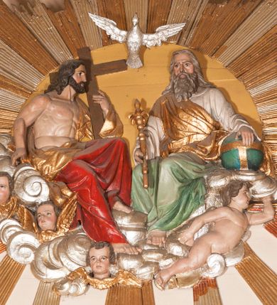 Zdjęcie nr 4: Ołtarz architektoniczny,  przyścienny, trójosiowy, jednokondygnacyjny ze zwieńczeniem. Mensa ołtarzowa kamienna, sarkofagowa, przesłonięta drewnianym antepedium, w centrum którego umieszczono pastorał, krzyż, infułę i księgę w otoczeniu winnej latorośli. Antepedium otoczone ramą ze zdobionymi narożami. Na mensie ustawiono tabernakulum dwukondygnacyjne ze zwieńczeniem, flankowane kolumnami kompozytowymi z pierścieniami w połowie. W dolnej kondygnacji metalowy front z drzwiami o wykroju łuku, zdobionymi splotem kłosów zbóż i kiści winogron. W górnej kondygnacji srebrna płaskorzeźba pelikana karmiącego trzy pisklęta. Po bokach siedzą dwa aniołki. Tabernakulum flankowane stylizowanym przestrzennym ornamentem akantowym. Nastawa posadowiona na wysokim, dekorowanym płycinami, dwudzielnym cokole, którego boczne osie zostały ustawione skośnie w stosunku do głównej. W polu centralnym obraz ze sceną wskrzeszenie Piotrowina przez św. Stanisława w kształcie prostokąta zamkniętego od góry łukiem półkolistym, w złoconej, profilowanej ramie otoczonej srebrnymi orłami oraz stylizowaną wicią roślinną. Powyżej, w zwieńczeniu gloria promienista. W jej centrum Trójca Święta: tronujący wśród obłoków i aniołków Chrystus po lewej stronie i Bóg Ojciec po prawej; powyżej nich unosi się gołębica Ducha Świętego. Otaczająca scenę gloria promienista została skomponowana z wiązek krótszych i dłuższych promieni naprzemiennie srebrnych i złotych, rzadziej rozlokowanych w dolnej części. Boczne osie składają się z ustawionych uskokowo na tle pilastrów par kolumn kompozytowych podtrzymujących rozbudowane, wyłamane na ich osiach belkowanie. Cokoły kolumn są dekorowane płycinami wypełnionymi ornamentem, a między nimi  na konsolach ustawiono figury świętych: Piotra po prawej stronie i Pawła po lewej. Na zewnętrznych częściach belkowania umieszczono woluty, na których posadowiono nagie, przewiązane jedynie złotymi szarfami aniołki wskazujące scenę w glorii. Na wewnętrznych częściach siedzi para większych, ubranych w złoto-czerwone suknie aniołów ukazanych w skręcie, spoglądających we wskazywanym kierunku. 
Ołtarz polichromowany na kolor kremowy, płyciny na ciemnożółty i brązowy, profile również na biało i brązowo; ornamenty, profile, detale oraz kolumny złocone.  
