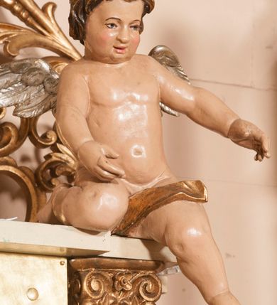 Zdjęcie nr 26: Ołtarz architektoniczny,  przyścienny, trójosiowy, jednokondygnacyjny ze zwieńczeniem. Mensa ołtarzowa kamienna, sarkofagowa, przesłonięta drewnianym antepedium, w centrum którego umieszczono pastorał, krzyż, infułę i księgę w otoczeniu winnej latorośli. Antepedium otoczone ramą ze zdobionymi narożami. Na mensie ustawiono tabernakulum dwukondygnacyjne ze zwieńczeniem, flankowane kolumnami kompozytowymi z pierścieniami w połowie. W dolnej kondygnacji metalowy front z drzwiami o wykroju łuku, zdobionymi splotem kłosów zbóż i kiści winogron. W górnej kondygnacji srebrna płaskorzeźba pelikana karmiącego trzy pisklęta. Po bokach siedzą dwa aniołki. Tabernakulum flankowane stylizowanym przestrzennym ornamentem akantowym. Nastawa posadowiona na wysokim, dekorowanym płycinami, dwudzielnym cokole, którego boczne osie zostały ustawione skośnie w stosunku do głównej. W polu centralnym obraz ze sceną wskrzeszenie Piotrowina przez św. Stanisława w kształcie prostokąta zamkniętego od góry łukiem półkolistym, w złoconej, profilowanej ramie otoczonej srebrnymi orłami oraz stylizowaną wicią roślinną. Powyżej, w zwieńczeniu gloria promienista. W jej centrum Trójca Święta: tronujący wśród obłoków i aniołków Chrystus po lewej stronie i Bóg Ojciec po prawej; powyżej nich unosi się gołębica Ducha Świętego. Otaczająca scenę gloria promienista została skomponowana z wiązek krótszych i dłuższych promieni naprzemiennie srebrnych i złotych, rzadziej rozlokowanych w dolnej części. Boczne osie składają się z ustawionych uskokowo na tle pilastrów par kolumn kompozytowych podtrzymujących rozbudowane, wyłamane na ich osiach belkowanie. Cokoły kolumn są dekorowane płycinami wypełnionymi ornamentem, a między nimi  na konsolach ustawiono figury świętych: Piotra po prawej stronie i Pawła po lewej. Na zewnętrznych częściach belkowania umieszczono woluty, na których posadowiono nagie, przewiązane jedynie złotymi szarfami aniołki wskazujące scenę w glorii. Na wewnętrznych częściach siedzi para większych, ubranych w złoto-czerwone suknie aniołów ukazanych w skręcie, spoglądających we wskazywanym kierunku. 
Ołtarz polichromowany na kolor kremowy, płyciny na ciemnożółty i brązowy, profile również na biało i brązowo; ornamenty, profile, detale oraz kolumny złocone.  
