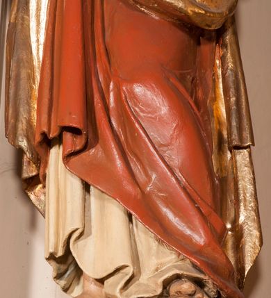 Zdjęcie nr 13: Ołtarz architektoniczny,  przyścienny, trójosiowy, jednokondygnacyjny ze zwieńczeniem. Mensa ołtarzowa kamienna, sarkofagowa, przesłonięta drewnianym antepedium, w centrum którego umieszczono pastorał, krzyż, infułę i księgę w otoczeniu winnej latorośli. Antepedium otoczone ramą ze zdobionymi narożami. Na mensie ustawiono tabernakulum dwukondygnacyjne ze zwieńczeniem, flankowane kolumnami kompozytowymi z pierścieniami w połowie. W dolnej kondygnacji metalowy front z drzwiami o wykroju łuku, zdobionymi splotem kłosów zbóż i kiści winogron. W górnej kondygnacji srebrna płaskorzeźba pelikana karmiącego trzy pisklęta. Po bokach siedzą dwa aniołki. Tabernakulum flankowane stylizowanym przestrzennym ornamentem akantowym. Nastawa posadowiona na wysokim, dekorowanym płycinami, dwudzielnym cokole, którego boczne osie zostały ustawione skośnie w stosunku do głównej. W polu centralnym obraz ze sceną wskrzeszenie Piotrowina przez św. Stanisława w kształcie prostokąta zamkniętego od góry łukiem półkolistym, w złoconej, profilowanej ramie otoczonej srebrnymi orłami oraz stylizowaną wicią roślinną. Powyżej, w zwieńczeniu gloria promienista. W jej centrum Trójca Święta: tronujący wśród obłoków i aniołków Chrystus po lewej stronie i Bóg Ojciec po prawej; powyżej nich unosi się gołębica Ducha Świętego. Otaczająca scenę gloria promienista została skomponowana z wiązek krótszych i dłuższych promieni naprzemiennie srebrnych i złotych, rzadziej rozlokowanych w dolnej części. Boczne osie składają się z ustawionych uskokowo na tle pilastrów par kolumn kompozytowych podtrzymujących rozbudowane, wyłamane na ich osiach belkowanie. Cokoły kolumn są dekorowane płycinami wypełnionymi ornamentem, a między nimi  na konsolach ustawiono figury świętych: Piotra po prawej stronie i Pawła po lewej. Na zewnętrznych częściach belkowania umieszczono woluty, na których posadowiono nagie, przewiązane jedynie złotymi szarfami aniołki wskazujące scenę w glorii. Na wewnętrznych częściach siedzi para większych, ubranych w złoto-czerwone suknie aniołów ukazanych w skręcie, spoglądających we wskazywanym kierunku. 
Ołtarz polichromowany na kolor kremowy, płyciny na ciemnożółty i brązowy, profile również na biało i brązowo; ornamenty, profile, detale oraz kolumny złocone.  
