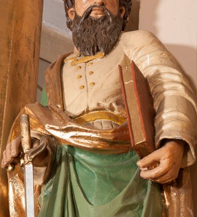 Zdjęcie nr 18: Ołtarz architektoniczny,  przyścienny, trójosiowy, jednokondygnacyjny ze zwieńczeniem. Mensa ołtarzowa kamienna, sarkofagowa, przesłonięta drewnianym antepedium, w centrum którego umieszczono pastorał, krzyż, infułę i księgę w otoczeniu winnej latorośli. Antepedium otoczone ramą ze zdobionymi narożami. Na mensie ustawiono tabernakulum dwukondygnacyjne ze zwieńczeniem, flankowane kolumnami kompozytowymi z pierścieniami w połowie. W dolnej kondygnacji metalowy front z drzwiami o wykroju łuku, zdobionymi splotem kłosów zbóż i kiści winogron. W górnej kondygnacji srebrna płaskorzeźba pelikana karmiącego trzy pisklęta. Po bokach siedzą dwa aniołki. Tabernakulum flankowane stylizowanym przestrzennym ornamentem akantowym. Nastawa posadowiona na wysokim, dekorowanym płycinami, dwudzielnym cokole, którego boczne osie zostały ustawione skośnie w stosunku do głównej. W polu centralnym obraz ze sceną wskrzeszenie Piotrowina przez św. Stanisława w kształcie prostokąta zamkniętego od góry łukiem półkolistym, w złoconej, profilowanej ramie otoczonej srebrnymi orłami oraz stylizowaną wicią roślinną. Powyżej, w zwieńczeniu gloria promienista. W jej centrum Trójca Święta: tronujący wśród obłoków i aniołków Chrystus po lewej stronie i Bóg Ojciec po prawej; powyżej nich unosi się gołębica Ducha Świętego. Otaczająca scenę gloria promienista została skomponowana z wiązek krótszych i dłuższych promieni naprzemiennie srebrnych i złotych, rzadziej rozlokowanych w dolnej części. Boczne osie składają się z ustawionych uskokowo na tle pilastrów par kolumn kompozytowych podtrzymujących rozbudowane, wyłamane na ich osiach belkowanie. Cokoły kolumn są dekorowane płycinami wypełnionymi ornamentem, a między nimi  na konsolach ustawiono figury świętych: Piotra po prawej stronie i Pawła po lewej. Na zewnętrznych częściach belkowania umieszczono woluty, na których posadowiono nagie, przewiązane jedynie złotymi szarfami aniołki wskazujące scenę w glorii. Na wewnętrznych częściach siedzi para większych, ubranych w złoto-czerwone suknie aniołów ukazanych w skręcie, spoglądających we wskazywanym kierunku. 
Ołtarz polichromowany na kolor kremowy, płyciny na ciemnożółty i brązowy, profile również na biało i brązowo; ornamenty, profile, detale oraz kolumny złocone.  
