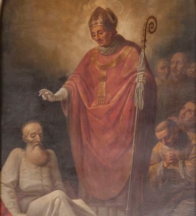 Zdjęcie nr 3: Ołtarz architektoniczny,  przyścienny, trójosiowy, jednokondygnacyjny ze zwieńczeniem. Mensa ołtarzowa kamienna, sarkofagowa, przesłonięta drewnianym antepedium, w centrum którego umieszczono pastorał, krzyż, infułę i księgę w otoczeniu winnej latorośli. Antepedium otoczone ramą ze zdobionymi narożami. Na mensie ustawiono tabernakulum dwukondygnacyjne ze zwieńczeniem, flankowane kolumnami kompozytowymi z pierścieniami w połowie. W dolnej kondygnacji metalowy front z drzwiami o wykroju łuku, zdobionymi splotem kłosów zbóż i kiści winogron. W górnej kondygnacji srebrna płaskorzeźba pelikana karmiącego trzy pisklęta. Po bokach siedzą dwa aniołki. Tabernakulum flankowane stylizowanym przestrzennym ornamentem akantowym. Nastawa posadowiona na wysokim, dekorowanym płycinami, dwudzielnym cokole, którego boczne osie zostały ustawione skośnie w stosunku do głównej. W polu centralnym obraz ze sceną wskrzeszenie Piotrowina przez św. Stanisława w kształcie prostokąta zamkniętego od góry łukiem półkolistym, w złoconej, profilowanej ramie otoczonej srebrnymi orłami oraz stylizowaną wicią roślinną. Powyżej, w zwieńczeniu gloria promienista. W jej centrum Trójca Święta: tronujący wśród obłoków i aniołków Chrystus po lewej stronie i Bóg Ojciec po prawej; powyżej nich unosi się gołębica Ducha Świętego. Otaczająca scenę gloria promienista została skomponowana z wiązek krótszych i dłuższych promieni naprzemiennie srebrnych i złotych, rzadziej rozlokowanych w dolnej części. Boczne osie składają się z ustawionych uskokowo na tle pilastrów par kolumn kompozytowych podtrzymujących rozbudowane, wyłamane na ich osiach belkowanie. Cokoły kolumn są dekorowane płycinami wypełnionymi ornamentem, a między nimi  na konsolach ustawiono figury świętych: Piotra po prawej stronie i Pawła po lewej. Na zewnętrznych częściach belkowania umieszczono woluty, na których posadowiono nagie, przewiązane jedynie złotymi szarfami aniołki wskazujące scenę w glorii. Na wewnętrznych częściach siedzi para większych, ubranych w złoto-czerwone suknie aniołów ukazanych w skręcie, spoglądających we wskazywanym kierunku. 
Ołtarz polichromowany na kolor kremowy, płyciny na ciemnożółty i brązowy, profile również na biało i brązowo; ornamenty, profile, detale oraz kolumny złocone.  
