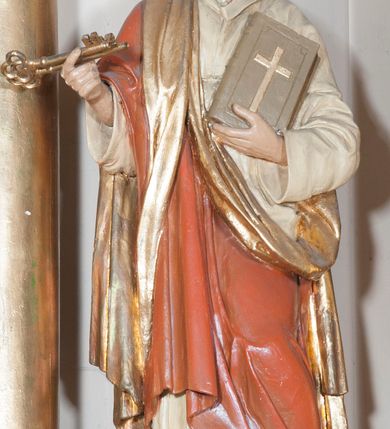 Zdjęcie nr 6: Ołtarz architektoniczny,  przyścienny, trójosiowy, jednokondygnacyjny ze zwieńczeniem. Mensa ołtarzowa kamienna, sarkofagowa, przesłonięta drewnianym antepedium, w centrum którego umieszczono pastorał, krzyż, infułę i księgę w otoczeniu winnej latorośli. Antepedium otoczone ramą ze zdobionymi narożami. Na mensie ustawiono tabernakulum dwukondygnacyjne ze zwieńczeniem, flankowane kolumnami kompozytowymi z pierścieniami w połowie. W dolnej kondygnacji metalowy front z drzwiami o wykroju łuku, zdobionymi splotem kłosów zbóż i kiści winogron. W górnej kondygnacji srebrna płaskorzeźba pelikana karmiącego trzy pisklęta. Po bokach siedzą dwa aniołki. Tabernakulum flankowane stylizowanym przestrzennym ornamentem akantowym. Nastawa posadowiona na wysokim, dekorowanym płycinami, dwudzielnym cokole, którego boczne osie zostały ustawione skośnie w stosunku do głównej. W polu centralnym obraz ze sceną wskrzeszenie Piotrowina przez św. Stanisława w kształcie prostokąta zamkniętego od góry łukiem półkolistym, w złoconej, profilowanej ramie otoczonej srebrnymi orłami oraz stylizowaną wicią roślinną. Powyżej, w zwieńczeniu gloria promienista. W jej centrum Trójca Święta: tronujący wśród obłoków i aniołków Chrystus po lewej stronie i Bóg Ojciec po prawej; powyżej nich unosi się gołębica Ducha Świętego. Otaczająca scenę gloria promienista została skomponowana z wiązek krótszych i dłuższych promieni naprzemiennie srebrnych i złotych, rzadziej rozlokowanych w dolnej części. Boczne osie składają się z ustawionych uskokowo na tle pilastrów par kolumn kompozytowych podtrzymujących rozbudowane, wyłamane na ich osiach belkowanie. Cokoły kolumn są dekorowane płycinami wypełnionymi ornamentem, a między nimi  na konsolach ustawiono figury świętych: Piotra po prawej stronie i Pawła po lewej. Na zewnętrznych częściach belkowania umieszczono woluty, na których posadowiono nagie, przewiązane jedynie złotymi szarfami aniołki wskazujące scenę w glorii. Na wewnętrznych częściach siedzi para większych, ubranych w złoto-czerwone suknie aniołów ukazanych w skręcie, spoglądających we wskazywanym kierunku. 
Ołtarz polichromowany na kolor kremowy, płyciny na ciemnożółty i brązowy, profile również na biało i brązowo; ornamenty, profile, detale oraz kolumny złocone.  
