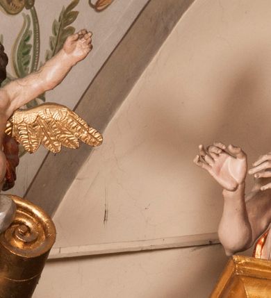 Zdjęcie nr 30: Ołtarz architektoniczny,  przyścienny, trójosiowy, jednokondygnacyjny ze zwieńczeniem. Mensa ołtarzowa kamienna, sarkofagowa, przesłonięta drewnianym antepedium, w centrum którego umieszczono pastorał, krzyż, infułę i księgę w otoczeniu winnej latorośli. Antepedium otoczone ramą ze zdobionymi narożami. Na mensie ustawiono tabernakulum dwukondygnacyjne ze zwieńczeniem, flankowane kolumnami kompozytowymi z pierścieniami w połowie. W dolnej kondygnacji metalowy front z drzwiami o wykroju łuku, zdobionymi splotem kłosów zbóż i kiści winogron. W górnej kondygnacji srebrna płaskorzeźba pelikana karmiącego trzy pisklęta. Po bokach siedzą dwa aniołki. Tabernakulum flankowane stylizowanym przestrzennym ornamentem akantowym. Nastawa posadowiona na wysokim, dekorowanym płycinami, dwudzielnym cokole, którego boczne osie zostały ustawione skośnie w stosunku do głównej. W polu centralnym obraz ze sceną wskrzeszenie Piotrowina przez św. Stanisława w kształcie prostokąta zamkniętego od góry łukiem półkolistym, w złoconej, profilowanej ramie otoczonej srebrnymi orłami oraz stylizowaną wicią roślinną. Powyżej, w zwieńczeniu gloria promienista. W jej centrum Trójca Święta: tronujący wśród obłoków i aniołków Chrystus po lewej stronie i Bóg Ojciec po prawej; powyżej nich unosi się gołębica Ducha Świętego. Otaczająca scenę gloria promienista została skomponowana z wiązek krótszych i dłuższych promieni naprzemiennie srebrnych i złotych, rzadziej rozlokowanych w dolnej części. Boczne osie składają się z ustawionych uskokowo na tle pilastrów par kolumn kompozytowych podtrzymujących rozbudowane, wyłamane na ich osiach belkowanie. Cokoły kolumn są dekorowane płycinami wypełnionymi ornamentem, a między nimi  na konsolach ustawiono figury świętych: Piotra po prawej stronie i Pawła po lewej. Na zewnętrznych częściach belkowania umieszczono woluty, na których posadowiono nagie, przewiązane jedynie złotymi szarfami aniołki wskazujące scenę w glorii. Na wewnętrznych częściach siedzi para większych, ubranych w złoto-czerwone suknie aniołów ukazanych w skręcie, spoglądających we wskazywanym kierunku. 
Ołtarz polichromowany na kolor kremowy, płyciny na ciemnożółty i brązowy, profile również na biało i brązowo; ornamenty, profile, detale oraz kolumny złocone.  
