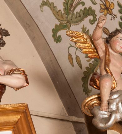 Zdjęcie nr 19: Ołtarz architektoniczny,  przyścienny, trójosiowy, jednokondygnacyjny ze zwieńczeniem. Mensa ołtarzowa kamienna, sarkofagowa, przesłonięta drewnianym antepedium, w centrum którego umieszczono pastorał, krzyż, infułę i księgę w otoczeniu winnej latorośli. Antepedium otoczone ramą ze zdobionymi narożami. Na mensie ustawiono tabernakulum dwukondygnacyjne ze zwieńczeniem, flankowane kolumnami kompozytowymi z pierścieniami w połowie. W dolnej kondygnacji metalowy front z drzwiami o wykroju łuku, zdobionymi splotem kłosów zbóż i kiści winogron. W górnej kondygnacji srebrna płaskorzeźba pelikana karmiącego trzy pisklęta. Po bokach siedzą dwa aniołki. Tabernakulum flankowane stylizowanym przestrzennym ornamentem akantowym. Nastawa posadowiona na wysokim, dekorowanym płycinami, dwudzielnym cokole, którego boczne osie zostały ustawione skośnie w stosunku do głównej. W polu centralnym obraz ze sceną wskrzeszenie Piotrowina przez św. Stanisława w kształcie prostokąta zamkniętego od góry łukiem półkolistym, w złoconej, profilowanej ramie otoczonej srebrnymi orłami oraz stylizowaną wicią roślinną. Powyżej, w zwieńczeniu gloria promienista. W jej centrum Trójca Święta: tronujący wśród obłoków i aniołków Chrystus po lewej stronie i Bóg Ojciec po prawej; powyżej nich unosi się gołębica Ducha Świętego. Otaczająca scenę gloria promienista została skomponowana z wiązek krótszych i dłuższych promieni naprzemiennie srebrnych i złotych, rzadziej rozlokowanych w dolnej części. Boczne osie składają się z ustawionych uskokowo na tle pilastrów par kolumn kompozytowych podtrzymujących rozbudowane, wyłamane na ich osiach belkowanie. Cokoły kolumn są dekorowane płycinami wypełnionymi ornamentem, a między nimi  na konsolach ustawiono figury świętych: Piotra po prawej stronie i Pawła po lewej. Na zewnętrznych częściach belkowania umieszczono woluty, na których posadowiono nagie, przewiązane jedynie złotymi szarfami aniołki wskazujące scenę w glorii. Na wewnętrznych częściach siedzi para większych, ubranych w złoto-czerwone suknie aniołów ukazanych w skręcie, spoglądających we wskazywanym kierunku. 
Ołtarz polichromowany na kolor kremowy, płyciny na ciemnożółty i brązowy, profile również na biało i brązowo; ornamenty, profile, detale oraz kolumny złocone.  
