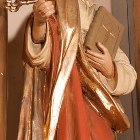 Zdjęcie nr 1: Rzeźba drążona na cokole przedstawiająca św. Piotra ukazanego w całej postaci, zwróconego nieznacznie w lewo. Święty prawą, zgiętą w łokciu ręką trzyma dwa złożone razem klucze, lewą podtrzymuje zamkniętą księgę z krzyżem na okładce. Ma owalną, szczupłą twarz z dużymi, szeroko otwartymi oczami, prostym nosem oraz wydatnymi  zakolami; okalają ją ciemnobrązowe, krótkie, zaczesane do tyłu włosy. Święty ma krótką brodę oraz wąsy. Jest ubrany w kremową suknię z kołnierzykiem i długimi rękawami oraz czerwony płaszcz ze złotym podbiciem przerzucony przez prawe ramię, owijający się wokół lewego biodra. Tkanina płaszcza spływa do ziemi podłużnymi, równoległymi fałdami. 
W partiach ciała polichromia naturalistyczna, płaszcz i atrybuty złocone. 
