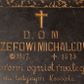 Zdjęcie nr 1: Tablica epitafijna w formie leżącego prostokąta wmurowana w ścianę kościoła. Na środku umieszczono złoconą inskrypcję „D(EO) O(PTIMO) M(AXIMO) / JÓZEFOWI MICHALCOWI / *1817 +1875 / Fundatorowi ogniotrwałego dachu / na tutejszym kościele / Błogosławieni umarli Którzy w Panu / umierają abowiem uczynki ich za nimi idą „Obj(awienie) ś[więtego] Jana XIV 13”. Treść ujęto bordiurą z faliście wijącej się wici roślinnej.   