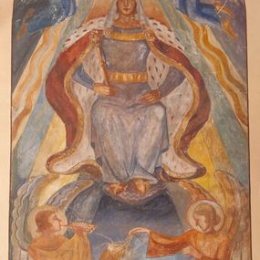 Zdjęcie nr 1: Polichromia w kształcie stojącego prostokąta zamkniętego łukiem półkolistym. W centrum kompozycji siedzi św. Jadwiga, która patrzy na widza. W prawej ręce trzyma berło, lewą ma złożoną na udzie. Jest ubrana w niebieską suknię ze złotym pasem, czerwony, podbity gronostajem płaszcz, który płynną linią opada ku ziemi oraz gronostajową pelerynę. Na głowie ma biały welon i złotą, otwartą koronę przytrzymywaną przez dwa, unoszące się ponad nią anioły w niebieskich sukniach. W dolnej części kompozycji herb Orzeł Biały między dwoma aniołami w pomarańczowym sukniach. Anioł z lewej gra na fletni, anioł z prawej okadza herb kadzielnicą. Wszystkie anioły mają duże, ekspresyjnie ujęte skrzydła. Tło przedstawienia stanowią skośnie uchodzące od centralnego punktu łuku promienie w kolorach niebieskim, żółtym i pomarańczowym. 