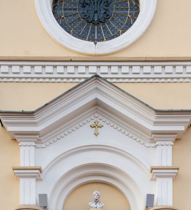 Zdjęcie nr 12: Kościół murowany, trójnawowy, halowy, na rzucie prostokąta z wydłużonym, skierowanym na północ prezbiterium z dobudowaną po zachodniej stronie zakrystią. Prezbiterium jednoprzęsłowe, węższe od korpusu, zamknięte prosto. Nawa główna oraz boczne dwuprzęsłowe, rozdzielone masywnymi opilastrowanymi filarami; artykulacja ścian przy pomocy filarów. Sklepienie prezbiterium kolebkowe, naw żagielkowe, przedzielone gurtami. Od południa chór muzyczny mieszczący się między pierwszymi filarami i powyżej kruchty wejściowej. W prezbiterium jedno okno od wschodu, drugie w zakrystii, w nawach bocznych po dwa. Główne wejście od południa flankowane przez dwa boczne, kolejne do zakrystii i między zakrystią i prezbiterium. Niektóre okna wypełnione gomułkami, ściany i sklepienia kościoła pokrywa polichromia utworzona z dekoracji floralnych i umieszczonych w jej obrębie symboli ewangelistów, herbów i putt wykonujących prace kojarzące się z regionem (bartnicze, ślusarskie, kowalskie itd.). Fasada dwuwieżowa, trójosiowa, dwuprzęsłowa, z portalem na każdej osi. Podziały pionowe przeprowadzono za pomocą półkolumienek i lizen, poziome w formie fryzu kostkowego wyniesionego nad środkowym portalem. Drzwi osi głównej w kształcie stojącego prostokąta ujętego półkolumnami dźwigającymi archiwoltę utworzoną z trzech łuków i trójkątny przyczółek. Drzwi osi bocznych zwieńczone przyczółkami. W drugiej kondygnacji na osi okulus i półokrągła konchowa wnęka z figurą Najświętszego Serca Jezusa poniżej trójkątnego szczytu dekorowanego fryzem arkadkowym. W osiach bocznych okna w kształcie stojącego prostokąta zamkniętego półkoliście. Wyżej dwie kondygnacje wież oddzielone gzymsem, w pierwszej  umieszczono okna, w drugiej tarcze zegarów. Elewacje boczne gładkie, przeprute jedynie oknami. Nawy przykrywa dach dwuspadowy, wieże namiotowe z fartuchem zwieńczone krzyżami.