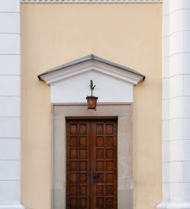 Zdjęcie nr 17: Kościół murowany, trójnawowy, halowy, na rzucie prostokąta z wydłużonym, skierowanym na północ prezbiterium z dobudowaną po zachodniej stronie zakrystią. Prezbiterium jednoprzęsłowe, węższe od korpusu, zamknięte prosto. Nawa główna oraz boczne dwuprzęsłowe, rozdzielone masywnymi opilastrowanymi filarami; artykulacja ścian przy pomocy filarów. Sklepienie prezbiterium kolebkowe, naw żagielkowe, przedzielone gurtami. Od południa chór muzyczny mieszczący się między pierwszymi filarami i powyżej kruchty wejściowej. W prezbiterium jedno okno od wschodu, drugie w zakrystii, w nawach bocznych po dwa. Główne wejście od południa flankowane przez dwa boczne, kolejne do zakrystii i między zakrystią i prezbiterium. Niektóre okna wypełnione gomułkami, ściany i sklepienia kościoła pokrywa polichromia utworzona z dekoracji floralnych i umieszczonych w jej obrębie symboli ewangelistów, herbów i putt wykonujących prace kojarzące się z regionem (bartnicze, ślusarskie, kowalskie itd.). Fasada dwuwieżowa, trójosiowa, dwuprzęsłowa, z portalem na każdej osi. Podziały pionowe przeprowadzono za pomocą półkolumienek i lizen, poziome w formie fryzu kostkowego wyniesionego nad środkowym portalem. Drzwi osi głównej w kształcie stojącego prostokąta ujętego półkolumnami dźwigającymi archiwoltę utworzoną z trzech łuków i trójkątny przyczółek. Drzwi osi bocznych zwieńczone przyczółkami. W drugiej kondygnacji na osi okulus i półokrągła konchowa wnęka z figurą Najświętszego Serca Jezusa poniżej trójkątnego szczytu dekorowanego fryzem arkadkowym. W osiach bocznych okna w kształcie stojącego prostokąta zamkniętego półkoliście. Wyżej dwie kondygnacje wież oddzielone gzymsem, w pierwszej  umieszczono okna, w drugiej tarcze zegarów. Elewacje boczne gładkie, przeprute jedynie oknami. Nawy przykrywa dach dwuspadowy, wieże namiotowe z fartuchem zwieńczone krzyżami.