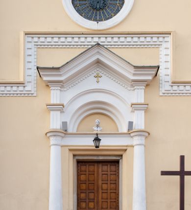 Zdjęcie nr 13: Kościół murowany, trójnawowy, halowy, na rzucie prostokąta z wydłużonym, skierowanym na północ prezbiterium z dobudowaną po zachodniej stronie zakrystią. Prezbiterium jednoprzęsłowe, węższe od korpusu, zamknięte prosto. Nawa główna oraz boczne dwuprzęsłowe, rozdzielone masywnymi opilastrowanymi filarami; artykulacja ścian przy pomocy filarów. Sklepienie prezbiterium kolebkowe, naw żagielkowe, przedzielone gurtami. Od południa chór muzyczny mieszczący się między pierwszymi filarami i powyżej kruchty wejściowej. W prezbiterium jedno okno od wschodu, drugie w zakrystii, w nawach bocznych po dwa. Główne wejście od południa flankowane przez dwa boczne, kolejne do zakrystii i między zakrystią i prezbiterium. Niektóre okna wypełnione gomułkami, ściany i sklepienia kościoła pokrywa polichromia utworzona z dekoracji floralnych i umieszczonych w jej obrębie symboli ewangelistów, herbów i putt wykonujących prace kojarzące się z regionem (bartnicze, ślusarskie, kowalskie itd.). Fasada dwuwieżowa, trójosiowa, dwuprzęsłowa, z portalem na każdej osi. Podziały pionowe przeprowadzono za pomocą półkolumienek i lizen, poziome w formie fryzu kostkowego wyniesionego nad środkowym portalem. Drzwi osi głównej w kształcie stojącego prostokąta ujętego półkolumnami dźwigającymi archiwoltę utworzoną z trzech łuków i trójkątny przyczółek. Drzwi osi bocznych zwieńczone przyczółkami. W drugiej kondygnacji na osi okulus i półokrągła konchowa wnęka z figurą Najświętszego Serca Jezusa poniżej trójkątnego szczytu dekorowanego fryzem arkadkowym. W osiach bocznych okna w kształcie stojącego prostokąta zamkniętego półkoliście. Wyżej dwie kondygnacje wież oddzielone gzymsem, w pierwszej  umieszczono okna, w drugiej tarcze zegarów. Elewacje boczne gładkie, przeprute jedynie oknami. Nawy przykrywa dach dwuspadowy, wieże namiotowe z fartuchem zwieńczone krzyżami.