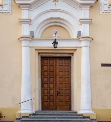 Zdjęcie nr 14: Kościół murowany, trójnawowy, halowy, na rzucie prostokąta z wydłużonym, skierowanym na północ prezbiterium z dobudowaną po zachodniej stronie zakrystią. Prezbiterium jednoprzęsłowe, węższe od korpusu, zamknięte prosto. Nawa główna oraz boczne dwuprzęsłowe, rozdzielone masywnymi opilastrowanymi filarami; artykulacja ścian przy pomocy filarów. Sklepienie prezbiterium kolebkowe, naw żagielkowe, przedzielone gurtami. Od południa chór muzyczny mieszczący się między pierwszymi filarami i powyżej kruchty wejściowej. W prezbiterium jedno okno od wschodu, drugie w zakrystii, w nawach bocznych po dwa. Główne wejście od południa flankowane przez dwa boczne, kolejne do zakrystii i między zakrystią i prezbiterium. Niektóre okna wypełnione gomułkami, ściany i sklepienia kościoła pokrywa polichromia utworzona z dekoracji floralnych i umieszczonych w jej obrębie symboli ewangelistów, herbów i putt wykonujących prace kojarzące się z regionem (bartnicze, ślusarskie, kowalskie itd.). Fasada dwuwieżowa, trójosiowa, dwuprzęsłowa, z portalem na każdej osi. Podziały pionowe przeprowadzono za pomocą półkolumienek i lizen, poziome w formie fryzu kostkowego wyniesionego nad środkowym portalem. Drzwi osi głównej w kształcie stojącego prostokąta ujętego półkolumnami dźwigającymi archiwoltę utworzoną z trzech łuków i trójkątny przyczółek. Drzwi osi bocznych zwieńczone przyczółkami. W drugiej kondygnacji na osi okulus i półokrągła konchowa wnęka z figurą Najświętszego Serca Jezusa poniżej trójkątnego szczytu dekorowanego fryzem arkadkowym. W osiach bocznych okna w kształcie stojącego prostokąta zamkniętego półkoliście. Wyżej dwie kondygnacje wież oddzielone gzymsem, w pierwszej  umieszczono okna, w drugiej tarcze zegarów. Elewacje boczne gładkie, przeprute jedynie oknami. Nawy przykrywa dach dwuspadowy, wieże namiotowe z fartuchem zwieńczone krzyżami.