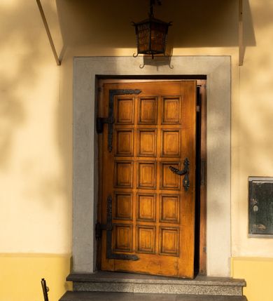 Zdjęcie nr 20: Kościół murowany, trójnawowy, halowy, na rzucie prostokąta z wydłużonym, skierowanym na północ prezbiterium z dobudowaną po zachodniej stronie zakrystią. Prezbiterium jednoprzęsłowe, węższe od korpusu, zamknięte prosto. Nawa główna oraz boczne dwuprzęsłowe, rozdzielone masywnymi opilastrowanymi filarami; artykulacja ścian przy pomocy filarów. Sklepienie prezbiterium kolebkowe, naw żagielkowe, przedzielone gurtami. Od południa chór muzyczny mieszczący się między pierwszymi filarami i powyżej kruchty wejściowej. W prezbiterium jedno okno od wschodu, drugie w zakrystii, w nawach bocznych po dwa. Główne wejście od południa flankowane przez dwa boczne, kolejne do zakrystii i między zakrystią i prezbiterium. Niektóre okna wypełnione gomułkami, ściany i sklepienia kościoła pokrywa polichromia utworzona z dekoracji floralnych i umieszczonych w jej obrębie symboli ewangelistów, herbów i putt wykonujących prace kojarzące się z regionem (bartnicze, ślusarskie, kowalskie itd.). Fasada dwuwieżowa, trójosiowa, dwuprzęsłowa, z portalem na każdej osi. Podziały pionowe przeprowadzono za pomocą półkolumienek i lizen, poziome w formie fryzu kostkowego wyniesionego nad środkowym portalem. Drzwi osi głównej w kształcie stojącego prostokąta ujętego półkolumnami dźwigającymi archiwoltę utworzoną z trzech łuków i trójkątny przyczółek. Drzwi osi bocznych zwieńczone przyczółkami. W drugiej kondygnacji na osi okulus i półokrągła konchowa wnęka z figurą Najświętszego Serca Jezusa poniżej trójkątnego szczytu dekorowanego fryzem arkadkowym. W osiach bocznych okna w kształcie stojącego prostokąta zamkniętego półkoliście. Wyżej dwie kondygnacje wież oddzielone gzymsem, w pierwszej  umieszczono okna, w drugiej tarcze zegarów. Elewacje boczne gładkie, przeprute jedynie oknami. Nawy przykrywa dach dwuspadowy, wieże namiotowe z fartuchem zwieńczone krzyżami.