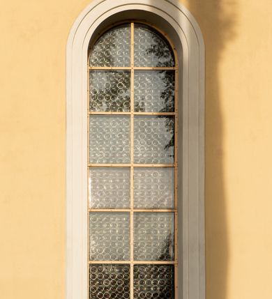 Zdjęcie nr 31: Kościół murowany, trójnawowy, halowy, na rzucie prostokąta z wydłużonym, skierowanym na północ prezbiterium z dobudowaną po zachodniej stronie zakrystią. Prezbiterium jednoprzęsłowe, węższe od korpusu, zamknięte prosto. Nawa główna oraz boczne dwuprzęsłowe, rozdzielone masywnymi opilastrowanymi filarami; artykulacja ścian przy pomocy filarów. Sklepienie prezbiterium kolebkowe, naw żagielkowe, przedzielone gurtami. Od południa chór muzyczny mieszczący się między pierwszymi filarami i powyżej kruchty wejściowej. W prezbiterium jedno okno od wschodu, drugie w zakrystii, w nawach bocznych po dwa. Główne wejście od południa flankowane przez dwa boczne, kolejne do zakrystii i między zakrystią i prezbiterium. Niektóre okna wypełnione gomułkami, ściany i sklepienia kościoła pokrywa polichromia utworzona z dekoracji floralnych i umieszczonych w jej obrębie symboli ewangelistów, herbów i putt wykonujących prace kojarzące się z regionem (bartnicze, ślusarskie, kowalskie itd.). Fasada dwuwieżowa, trójosiowa, dwuprzęsłowa, z portalem na każdej osi. Podziały pionowe przeprowadzono za pomocą półkolumienek i lizen, poziome w formie fryzu kostkowego wyniesionego nad środkowym portalem. Drzwi osi głównej w kształcie stojącego prostokąta ujętego półkolumnami dźwigającymi archiwoltę utworzoną z trzech łuków i trójkątny przyczółek. Drzwi osi bocznych zwieńczone przyczółkami. W drugiej kondygnacji na osi okulus i półokrągła konchowa wnęka z figurą Najświętszego Serca Jezusa poniżej trójkątnego szczytu dekorowanego fryzem arkadkowym. W osiach bocznych okna w kształcie stojącego prostokąta zamkniętego półkoliście. Wyżej dwie kondygnacje wież oddzielone gzymsem, w pierwszej  umieszczono okna, w drugiej tarcze zegarów. Elewacje boczne gładkie, przeprute jedynie oknami. Nawy przykrywa dach dwuspadowy, wieże namiotowe z fartuchem zwieńczone krzyżami.