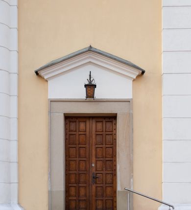 Zdjęcie nr 33: Kościół murowany, trójnawowy, halowy, na rzucie prostokąta z wydłużonym, skierowanym na północ prezbiterium z dobudowaną po zachodniej stronie zakrystią. Prezbiterium jednoprzęsłowe, węższe od korpusu, zamknięte prosto. Nawa główna oraz boczne dwuprzęsłowe, rozdzielone masywnymi opilastrowanymi filarami; artykulacja ścian przy pomocy filarów. Sklepienie prezbiterium kolebkowe, naw żagielkowe, przedzielone gurtami. Od południa chór muzyczny mieszczący się między pierwszymi filarami i powyżej kruchty wejściowej. W prezbiterium jedno okno od wschodu, drugie w zakrystii, w nawach bocznych po dwa. Główne wejście od południa flankowane przez dwa boczne, kolejne do zakrystii i między zakrystią i prezbiterium. Niektóre okna wypełnione gomułkami, ściany i sklepienia kościoła pokrywa polichromia utworzona z dekoracji floralnych i umieszczonych w jej obrębie symboli ewangelistów, herbów i putt wykonujących prace kojarzące się z regionem (bartnicze, ślusarskie, kowalskie itd.). Fasada dwuwieżowa, trójosiowa, dwuprzęsłowa, z portalem na każdej osi. Podziały pionowe przeprowadzono za pomocą półkolumienek i lizen, poziome w formie fryzu kostkowego wyniesionego nad środkowym portalem. Drzwi osi głównej w kształcie stojącego prostokąta ujętego półkolumnami dźwigającymi archiwoltę utworzoną z trzech łuków i trójkątny przyczółek. Drzwi osi bocznych zwieńczone przyczółkami. W drugiej kondygnacji na osi okulus i półokrągła konchowa wnęka z figurą Najświętszego Serca Jezusa poniżej trójkątnego szczytu dekorowanego fryzem arkadkowym. W osiach bocznych okna w kształcie stojącego prostokąta zamkniętego półkoliście. Wyżej dwie kondygnacje wież oddzielone gzymsem, w pierwszej  umieszczono okna, w drugiej tarcze zegarów. Elewacje boczne gładkie, przeprute jedynie oknami. Nawy przykrywa dach dwuspadowy, wieże namiotowe z fartuchem zwieńczone krzyżami.