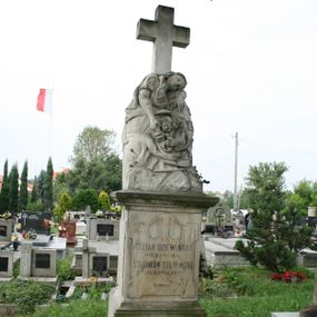 Zdjęcie nr 1: Nagrobek wolnostojący złożony z cokołu na dwustopniowej podstawie, na którym posadowiono rzeźbę zwieńczoną krzyżem. Podstawa gładka, dolna część szersza i niższa niż górna. Cokół zwieńczony wydatnym, profilowanym gzymsem. Na jego frontowej ścianie, na tablicy w kształcie stojącego prostokąta zamkniętego od góry łukiem nadwieszonym, z uszakami w narożach dwa miejsca na medaliony oraz inskrypcja „Ś(WIĘTEJ) P(AMIĘCI) / STEFAN DZIEWOŃSKI / 1871 + 19/9 1903 / STANISŁAW DZIEWOŃSKI / *1860 +22/11 1907 / SYNOWIE”. 
Z tyłu nagrobka „Ś(WIĘTEJ) P(AMIĘCI) / TEKLA DZIEWOŃSKA / PRZEŻYWSZY LAT 76. / +31/7 1907. / SPOKÓJ ICH DUSZOM”. Na cokole ustawiono rzeźbę zrozpaczonej kobiety, która siedzi na skałach, głowę składa na lewej ręce opartej o kamień, w prawej trzyma rozwinięte róże. Spod bogato marszczonej sukni z krótkimi rękawami wystaje goła stopa; na głowie welon opadający na plecy. Z tyłu rzeźba imituje ułożone na sobie kamienie. Kompozycję wieńczy gładki krzyż łaciński. 