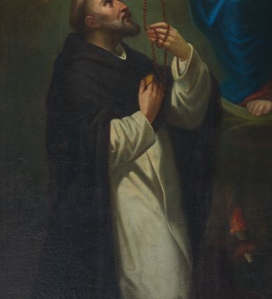 Zdjęcie nr 8: Obraz w formie stojącego prostokąta zamkniętego łukiem nadwieszonym z uskokiem. W centrum tronuje Maria z Dzieciątkiem na kolanach i półksiężycem pod prawą stopą. Postać jest ustawiona frontalnie, delikatnie pochyla głowę w prawo. Prawą ręką wysuniętą w przód podaje różaniec św. Dominikowi, lewą obejmuje Dzieciątko. Maria ma twarz o młodzieńczych, delikatnych rysach, z wyraźnie zarysowanym długim nosem, półprzymkniętymi powiekami. Jasne włosy z przedziałkiem pośrodku, opadają  zwinięte w pukle na ramiona i plecy. Maria jest ubrana w czerwoną tunikę przepasaną w talii oraz niebieski płaszcz spięty na piersi zaponą, przerzucony z przodu przez kolana. Dzieciątko zwrócone w trzech czwartych w prawo, z korpusem skierowanym w lewo; delikatnie pochylone; obiema dłońmi trzyma wieniec z kwiatów nad głową św. Katarzyny. Ma okrągłą twarz o wyraźnych rysach, wysokie czoło, okrągłe oczy, małe usta i nos; włosy krótkie, jasne, układające się w loki. Jest ubrane w białą tunikę w podwiniętymi rękawami. Po lewej stronie, klęcząca postać św. Dominika, ukazanego w całej postaci, z prawego profilu. Święty prawą rękę składa na piersi, lewą odbiera różaniec od Marii. Głowę ma uniesioną lekko ku górze, twarz szczupłą, o ostrym profilu nosa, wzrok kieruje na Marię; włosy krótkie z tonsurą, krótka broda. Święty ubrany jest w habit dominikański. U jego stóp brązowy pies z pochodnią w pysku. Po prawej stronie obrazu postać klęczącej św. Katarzyny Sieneńskiej ukazanej w całej postaci, zwróconej w prawo, z lewą ręką opuszczoną, prawą zaś złożoną na piersi. Twarz świętej jest owalna, o dziewczęcych rysach i jasnej karnacji, wzrok skierowany ku górze w stronę Marii, nos długi o prostym profilu, usta niewielkie. U góry kompozycji, po bokach Marii uskrzydlone, nagie putta trzymające różane wianki. Tło szaro-zielonkawe wypełnione powtarzającym się motywem główek anielskich.