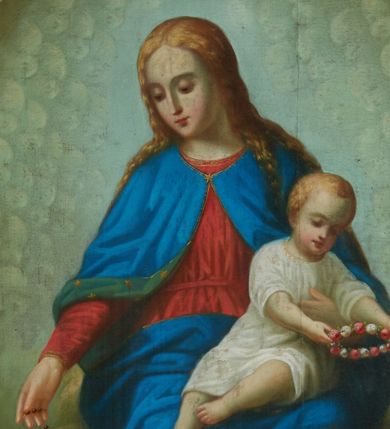 Zdjęcie nr 1: Obraz w formie stojącego prostokąta zamkniętego łukiem nadwieszonym z uskokiem. W centrum tronuje Maria z Dzieciątkiem na kolanach i półksiężycem pod prawą stopą. Postać jest ustawiona frontalnie, delikatnie pochyla głowę w prawo. Prawą ręką wysuniętą w przód podaje różaniec św. Dominikowi, lewą obejmuje Dzieciątko. Maria ma twarz o młodzieńczych, delikatnych rysach, z wyraźnie zarysowanym długim nosem, półprzymkniętymi powiekami. Jasne włosy z przedziałkiem pośrodku, opadają  zwinięte w pukle na ramiona i plecy. Maria jest ubrana w czerwoną tunikę przepasaną w talii oraz niebieski płaszcz spięty na piersi zaponą, przerzucony z przodu przez kolana. Dzieciątko zwrócone w trzech czwartych w prawo, z korpusem skierowanym w lewo; delikatnie pochylone; obiema dłońmi trzyma wieniec z kwiatów nad głową św. Katarzyny. Ma okrągłą twarz o wyraźnych rysach, wysokie czoło, okrągłe oczy, małe usta i nos; włosy krótkie, jasne, układające się w loki. Jest ubrane w białą tunikę w podwiniętymi rękawami. Po lewej stronie, klęcząca postać św. Dominika, ukazanego w całej postaci, z prawego profilu. Święty prawą rękę składa na piersi, lewą odbiera różaniec od Marii. Głowę ma uniesioną lekko ku górze, twarz szczupłą, o ostrym profilu nosa, wzrok kieruje na Marię; włosy krótkie z tonsurą, krótka broda. Święty ubrany jest w habit dominikański. U jego stóp brązowy pies z pochodnią w pysku. Po prawej stronie obrazu postać klęczącej św. Katarzyny Sieneńskiej ukazanej w całej postaci, zwróconej w prawo, z lewą ręką opuszczoną, prawą zaś złożoną na piersi. Twarz świętej jest owalna, o dziewczęcych rysach i jasnej karnacji, wzrok skierowany ku górze w stronę Marii, nos długi o prostym profilu, usta niewielkie. U góry kompozycji, po bokach Marii uskrzydlone, nagie putta trzymające różane wianki. Tło szaro-zielonkawe wypełnione powtarzającym się motywem główek anielskich.