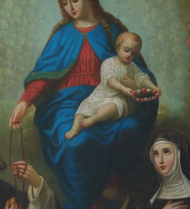 Zdjęcie nr 6: Obraz w formie stojącego prostokąta zamkniętego łukiem nadwieszonym z uskokiem. W centrum tronuje Maria z Dzieciątkiem na kolanach i półksiężycem pod prawą stopą. Postać jest ustawiona frontalnie, delikatnie pochyla głowę w prawo. Prawą ręką wysuniętą w przód podaje różaniec św. Dominikowi, lewą obejmuje Dzieciątko. Maria ma twarz o młodzieńczych, delikatnych rysach, z wyraźnie zarysowanym długim nosem, półprzymkniętymi powiekami. Jasne włosy z przedziałkiem pośrodku, opadają  zwinięte w pukle na ramiona i plecy. Maria jest ubrana w czerwoną tunikę przepasaną w talii oraz niebieski płaszcz spięty na piersi zaponą, przerzucony z przodu przez kolana. Dzieciątko zwrócone w trzech czwartych w prawo, z korpusem skierowanym w lewo; delikatnie pochylone; obiema dłońmi trzyma wieniec z kwiatów nad głową św. Katarzyny. Ma okrągłą twarz o wyraźnych rysach, wysokie czoło, okrągłe oczy, małe usta i nos; włosy krótkie, jasne, układające się w loki. Jest ubrane w białą tunikę w podwiniętymi rękawami. Po lewej stronie, klęcząca postać św. Dominika, ukazanego w całej postaci, z prawego profilu. Święty prawą rękę składa na piersi, lewą odbiera różaniec od Marii. Głowę ma uniesioną lekko ku górze, twarz szczupłą, o ostrym profilu nosa, wzrok kieruje na Marię; włosy krótkie z tonsurą, krótka broda. Święty ubrany jest w habit dominikański. U jego stóp brązowy pies z pochodnią w pysku. Po prawej stronie obrazu postać klęczącej św. Katarzyny Sieneńskiej ukazanej w całej postaci, zwróconej w prawo, z lewą ręką opuszczoną, prawą zaś złożoną na piersi. Twarz świętej jest owalna, o dziewczęcych rysach i jasnej karnacji, wzrok skierowany ku górze w stronę Marii, nos długi o prostym profilu, usta niewielkie. U góry kompozycji, po bokach Marii uskrzydlone, nagie putta trzymające różane wianki. Tło szaro-zielonkawe wypełnione powtarzającym się motywem główek anielskich.