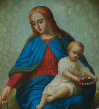 Zdjęcie nr 7: Obraz w formie stojącego prostokąta zamkniętego łukiem nadwieszonym z uskokiem. W centrum tronuje Maria z Dzieciątkiem na kolanach i półksiężycem pod prawą stopą. Postać jest ustawiona frontalnie, delikatnie pochyla głowę w prawo. Prawą ręką wysuniętą w przód podaje różaniec św. Dominikowi, lewą obejmuje Dzieciątko. Maria ma twarz o młodzieńczych, delikatnych rysach, z wyraźnie zarysowanym długim nosem, półprzymkniętymi powiekami. Jasne włosy z przedziałkiem pośrodku, opadają  zwinięte w pukle na ramiona i plecy. Maria jest ubrana w czerwoną tunikę przepasaną w talii oraz niebieski płaszcz spięty na piersi zaponą, przerzucony z przodu przez kolana. Dzieciątko zwrócone w trzech czwartych w prawo, z korpusem skierowanym w lewo; delikatnie pochylone; obiema dłońmi trzyma wieniec z kwiatów nad głową św. Katarzyny. Ma okrągłą twarz o wyraźnych rysach, wysokie czoło, okrągłe oczy, małe usta i nos; włosy krótkie, jasne, układające się w loki. Jest ubrane w białą tunikę w podwiniętymi rękawami. Po lewej stronie, klęcząca postać św. Dominika, ukazanego w całej postaci, z prawego profilu. Święty prawą rękę składa na piersi, lewą odbiera różaniec od Marii. Głowę ma uniesioną lekko ku górze, twarz szczupłą, o ostrym profilu nosa, wzrok kieruje na Marię; włosy krótkie z tonsurą, krótka broda. Święty ubrany jest w habit dominikański. U jego stóp brązowy pies z pochodnią w pysku. Po prawej stronie obrazu postać klęczącej św. Katarzyny Sieneńskiej ukazanej w całej postaci, zwróconej w prawo, z lewą ręką opuszczoną, prawą zaś złożoną na piersi. Twarz świętej jest owalna, o dziewczęcych rysach i jasnej karnacji, wzrok skierowany ku górze w stronę Marii, nos długi o prostym profilu, usta niewielkie. U góry kompozycji, po bokach Marii uskrzydlone, nagie putta trzymające różane wianki. Tło szaro-zielonkawe wypełnione powtarzającym się motywem główek anielskich.