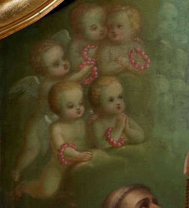 Zdjęcie nr 13: Obraz w formie stojącego prostokąta zamkniętego łukiem nadwieszonym z uskokiem. W centrum tronuje Maria z Dzieciątkiem na kolanach i półksiężycem pod prawą stopą. Postać jest ustawiona frontalnie, delikatnie pochyla głowę w prawo. Prawą ręką wysuniętą w przód podaje różaniec św. Dominikowi, lewą obejmuje Dzieciątko. Maria ma twarz o młodzieńczych, delikatnych rysach, z wyraźnie zarysowanym długim nosem, półprzymkniętymi powiekami. Jasne włosy z przedziałkiem pośrodku, opadają  zwinięte w pukle na ramiona i plecy. Maria jest ubrana w czerwoną tunikę przepasaną w talii oraz niebieski płaszcz spięty na piersi zaponą, przerzucony z przodu przez kolana. Dzieciątko zwrócone w trzech czwartych w prawo, z korpusem skierowanym w lewo; delikatnie pochylone; obiema dłońmi trzyma wieniec z kwiatów nad głową św. Katarzyny. Ma okrągłą twarz o wyraźnych rysach, wysokie czoło, okrągłe oczy, małe usta i nos; włosy krótkie, jasne, układające się w loki. Jest ubrane w białą tunikę w podwiniętymi rękawami. Po lewej stronie, klęcząca postać św. Dominika, ukazanego w całej postaci, z prawego profilu. Święty prawą rękę składa na piersi, lewą odbiera różaniec od Marii. Głowę ma uniesioną lekko ku górze, twarz szczupłą, o ostrym profilu nosa, wzrok kieruje na Marię; włosy krótkie z tonsurą, krótka broda. Święty ubrany jest w habit dominikański. U jego stóp brązowy pies z pochodnią w pysku. Po prawej stronie obrazu postać klęczącej św. Katarzyny Sieneńskiej ukazanej w całej postaci, zwróconej w prawo, z lewą ręką opuszczoną, prawą zaś złożoną na piersi. Twarz świętej jest owalna, o dziewczęcych rysach i jasnej karnacji, wzrok skierowany ku górze w stronę Marii, nos długi o prostym profilu, usta niewielkie. U góry kompozycji, po bokach Marii uskrzydlone, nagie putta trzymające różane wianki. Tło szaro-zielonkawe wypełnione powtarzającym się motywem główek anielskich.