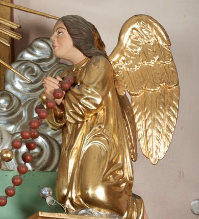 Zdjęcie nr 7: Ołtarz przyścienny, architektoniczny, jednoosiowy, jednokondygnacyjny ze zwieńczeniem i uszakami. Mensa kamienna ustawiona na dwóch niskich kolumnach o impostowych kapitelach. Nastawa drewniana, ujęta korynckimi kolumnami ustawionymi ukośnie na wysokich postumentach. Dźwigają one pełne, wyłamane na ich osiach belkowanie. Fryz jest dekorowany akantem, jajownikiem oraz kostkowaniem; gzyms silnie wystający, profilowany. Na osi kolumn ustawione pełnoplastyczne figury klęczących aniołów w złoconych szatach. W kondygnacji obraz Matki Boskiej Różańcowej w kształcie stojącego prostokąta zamkniętego półkoliście, otoczony wieńcami laurowymi z przetkniętymi liśćmi palmy oraz różami. Po bokach kolumn ustawione pełnoplastyczne, polichromowane i złocone figury św. Jacka (z lewej) trzymającego monstrancję i figurę Matki Boskiej tzw. Jackowej oraz św. Dominika (z prawej) trzymającego krucyfiks i księgę. Kondygnacja ujęta jest ażurowymi akantowymi uszami. W zwieńczeniu gloria promienista powyżej srebrzonych obłoków. Nad nią pełnoplastyczna figura anioła stojącego na chmurze i podtrzymującego różaniec. Struktura ołtarza w kolorze jasnozielonym, wypełnienia płycin, trzony kolumn oraz elementy gzymsu jasnoczerwone, marmoryzowane; ornamenty złocone.