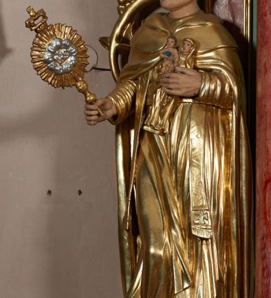 Zdjęcie nr 9: Ołtarz przyścienny, architektoniczny, jednoosiowy, jednokondygnacyjny ze zwieńczeniem i uszakami. Mensa kamienna ustawiona na dwóch niskich kolumnach o impostowych kapitelach. Nastawa drewniana, ujęta korynckimi kolumnami ustawionymi ukośnie na wysokich postumentach. Dźwigają one pełne, wyłamane na ich osiach belkowanie. Fryz jest dekorowany akantem, jajownikiem oraz kostkowaniem; gzyms silnie wystający, profilowany. Na osi kolumn ustawione pełnoplastyczne figury klęczących aniołów w złoconych szatach. W kondygnacji obraz Matki Boskiej Różańcowej w kształcie stojącego prostokąta zamkniętego półkoliście, otoczony wieńcami laurowymi z przetkniętymi liśćmi palmy oraz różami. Po bokach kolumn ustawione pełnoplastyczne, polichromowane i złocone figury św. Jacka (z lewej) trzymającego monstrancję i figurę Matki Boskiej tzw. Jackowej oraz św. Dominika (z prawej) trzymającego krucyfiks i księgę. Kondygnacja ujęta jest ażurowymi akantowymi uszami. W zwieńczeniu gloria promienista powyżej srebrzonych obłoków. Nad nią pełnoplastyczna figura anioła stojącego na chmurze i podtrzymującego różaniec. Struktura ołtarza w kolorze jasnozielonym, wypełnienia płycin, trzony kolumn oraz elementy gzymsu jasnoczerwone, marmoryzowane; ornamenty złocone.