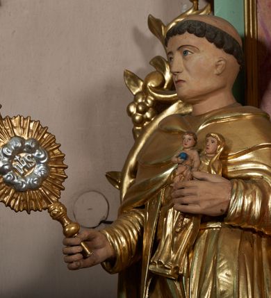 Zdjęcie nr 12: Ołtarz przyścienny, architektoniczny, jednoosiowy, jednokondygnacyjny ze zwieńczeniem i uszakami. Mensa kamienna ustawiona na dwóch niskich kolumnach o impostowych kapitelach. Nastawa drewniana, ujęta korynckimi kolumnami ustawionymi ukośnie na wysokich postumentach. Dźwigają one pełne, wyłamane na ich osiach belkowanie. Fryz jest dekorowany akantem, jajownikiem oraz kostkowaniem; gzyms silnie wystający, profilowany. Na osi kolumn ustawione pełnoplastyczne figury klęczących aniołów w złoconych szatach. W kondygnacji obraz Matki Boskiej Różańcowej w kształcie stojącego prostokąta zamkniętego półkoliście, otoczony wieńcami laurowymi z przetkniętymi liśćmi palmy oraz różami. Po bokach kolumn ustawione pełnoplastyczne, polichromowane i złocone figury św. Jacka (z lewej) trzymającego monstrancję i figurę Matki Boskiej tzw. Jackowej oraz św. Dominika (z prawej) trzymającego krucyfiks i księgę. Kondygnacja ujęta jest ażurowymi akantowymi uszami. W zwieńczeniu gloria promienista powyżej srebrzonych obłoków. Nad nią pełnoplastyczna figura anioła stojącego na chmurze i podtrzymującego różaniec. Struktura ołtarza w kolorze jasnozielonym, wypełnienia płycin, trzony kolumn oraz elementy gzymsu jasnoczerwone, marmoryzowane; ornamenty złocone.