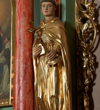 Zdjęcie nr 10: Ołtarz przyścienny, architektoniczny, jednoosiowy, jednokondygnacyjny ze zwieńczeniem i uszakami. Mensa kamienna ustawiona na dwóch niskich kolumnach o impostowych kapitelach. Nastawa drewniana, ujęta korynckimi kolumnami ustawionymi ukośnie na wysokich postumentach. Dźwigają one pełne, wyłamane na ich osiach belkowanie. Fryz jest dekorowany akantem, jajownikiem oraz kostkowaniem; gzyms silnie wystający, profilowany. Na osi kolumn ustawione pełnoplastyczne figury klęczących aniołów w złoconych szatach. W kondygnacji obraz Matki Boskiej Różańcowej w kształcie stojącego prostokąta zamkniętego półkoliście, otoczony wieńcami laurowymi z przetkniętymi liśćmi palmy oraz różami. Po bokach kolumn ustawione pełnoplastyczne, polichromowane i złocone figury św. Jacka (z lewej) trzymającego monstrancję i figurę Matki Boskiej tzw. Jackowej oraz św. Dominika (z prawej) trzymającego krucyfiks i księgę. Kondygnacja ujęta jest ażurowymi akantowymi uszami. W zwieńczeniu gloria promienista powyżej srebrzonych obłoków. Nad nią pełnoplastyczna figura anioła stojącego na chmurze i podtrzymującego różaniec. Struktura ołtarza w kolorze jasnozielonym, wypełnienia płycin, trzony kolumn oraz elementy gzymsu jasnoczerwone, marmoryzowane; ornamenty złocone.