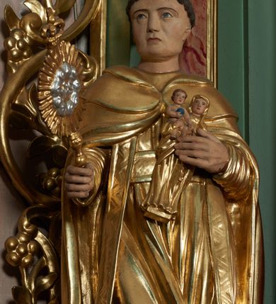 Zdjęcie nr 13: Ołtarz przyścienny, architektoniczny, jednoosiowy, jednokondygnacyjny ze zwieńczeniem i uszakami. Mensa kamienna ustawiona na dwóch niskich kolumnach o impostowych kapitelach. Nastawa drewniana, ujęta korynckimi kolumnami ustawionymi ukośnie na wysokich postumentach. Dźwigają one pełne, wyłamane na ich osiach belkowanie. Fryz jest dekorowany akantem, jajownikiem oraz kostkowaniem; gzyms silnie wystający, profilowany. Na osi kolumn ustawione pełnoplastyczne figury klęczących aniołów w złoconych szatach. W kondygnacji obraz Matki Boskiej Różańcowej w kształcie stojącego prostokąta zamkniętego półkoliście, otoczony wieńcami laurowymi z przetkniętymi liśćmi palmy oraz różami. Po bokach kolumn ustawione pełnoplastyczne, polichromowane i złocone figury św. Jacka (z lewej) trzymającego monstrancję i figurę Matki Boskiej tzw. Jackowej oraz św. Dominika (z prawej) trzymającego krucyfiks i księgę. Kondygnacja ujęta jest ażurowymi akantowymi uszami. W zwieńczeniu gloria promienista powyżej srebrzonych obłoków. Nad nią pełnoplastyczna figura anioła stojącego na chmurze i podtrzymującego różaniec. Struktura ołtarza w kolorze jasnozielonym, wypełnienia płycin, trzony kolumn oraz elementy gzymsu jasnoczerwone, marmoryzowane; ornamenty złocone.