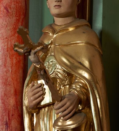 Zdjęcie nr 11: Ołtarz przyścienny, architektoniczny, jednoosiowy, jednokondygnacyjny ze zwieńczeniem i uszakami. Mensa kamienna ustawiona na dwóch niskich kolumnach o impostowych kapitelach. Nastawa drewniana, ujęta korynckimi kolumnami ustawionymi ukośnie na wysokich postumentach. Dźwigają one pełne, wyłamane na ich osiach belkowanie. Fryz jest dekorowany akantem, jajownikiem oraz kostkowaniem; gzyms silnie wystający, profilowany. Na osi kolumn ustawione pełnoplastyczne figury klęczących aniołów w złoconych szatach. W kondygnacji obraz Matki Boskiej Różańcowej w kształcie stojącego prostokąta zamkniętego półkoliście, otoczony wieńcami laurowymi z przetkniętymi liśćmi palmy oraz różami. Po bokach kolumn ustawione pełnoplastyczne, polichromowane i złocone figury św. Jacka (z lewej) trzymającego monstrancję i figurę Matki Boskiej tzw. Jackowej oraz św. Dominika (z prawej) trzymającego krucyfiks i księgę. Kondygnacja ujęta jest ażurowymi akantowymi uszami. W zwieńczeniu gloria promienista powyżej srebrzonych obłoków. Nad nią pełnoplastyczna figura anioła stojącego na chmurze i podtrzymującego różaniec. Struktura ołtarza w kolorze jasnozielonym, wypełnienia płycin, trzony kolumn oraz elementy gzymsu jasnoczerwone, marmoryzowane; ornamenty złocone.