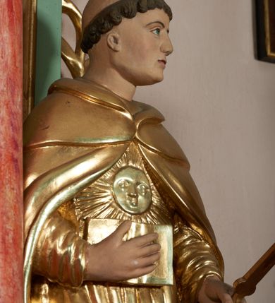 Zdjęcie nr 14: Ołtarz przyścienny, architektoniczny, jednoosiowy, jednokondygnacyjny ze zwieńczeniem i uszakami. Mensa kamienna ustawiona na dwóch niskich kolumnach o impostowych kapitelach. Nastawa drewniana, ujęta korynckimi kolumnami ustawionymi ukośnie na wysokich postumentach. Dźwigają one pełne, wyłamane na ich osiach belkowanie. Fryz jest dekorowany akantem, jajownikiem oraz kostkowaniem; gzyms silnie wystający, profilowany. Na osi kolumn ustawione pełnoplastyczne figury klęczących aniołów w złoconych szatach. W kondygnacji obraz Matki Boskiej Różańcowej w kształcie stojącego prostokąta zamkniętego półkoliście, otoczony wieńcami laurowymi z przetkniętymi liśćmi palmy oraz różami. Po bokach kolumn ustawione pełnoplastyczne, polichromowane i złocone figury św. Jacka (z lewej) trzymającego monstrancję i figurę Matki Boskiej tzw. Jackowej oraz św. Dominika (z prawej) trzymającego krucyfiks i księgę. Kondygnacja ujęta jest ażurowymi akantowymi uszami. W zwieńczeniu gloria promienista powyżej srebrzonych obłoków. Nad nią pełnoplastyczna figura anioła stojącego na chmurze i podtrzymującego różaniec. Struktura ołtarza w kolorze jasnozielonym, wypełnienia płycin, trzony kolumn oraz elementy gzymsu jasnoczerwone, marmoryzowane; ornamenty złocone.