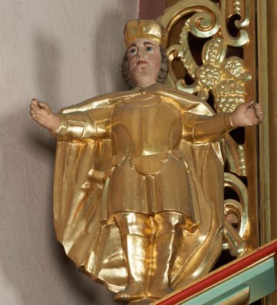 Zdjęcie nr 8: Ołtarz przyścienny, architektoniczny, trójosiowy, jednokondygnacyjny ze zwieńczeniem i uszakami. Mensa w typie sarkofagowym na niewielkim prostopadłościennym postumencie. Tabernakulum drewniane, architektoniczne, ujęte złoconymi kolumienkami dźwigającymi wyłamane i wyniesione belkowanie. Na drzwiczkach płaskorzeźbione przedstawienie kielicha z hostią. Nastawa drewniana ujęta korynckimi kolumnami ustawionymi na wysokich postumentach. Dźwigają one pełne, wyłamane na osiach kolumn i półkoliście wyniesione na osi środkowej ołtarza belkowanie. Fryz dekorowany rozetami oraz uskrzydloną główką anielską. Powyżej odcinki przyczółka, na których ustawione pełnoplastyczne figury świętych wojowników. W polu środkowym nisza zamknięta łukiem półkolistym nadwieszonym mieszcząca obraz Matki Boskiej Nieustającej Pomocy. W osiach bocznych ustawione na tle płycin pełnoplastyczne figury świętych biskupów w złoconych szatach oraz akantowe, ażurowe uszaki utworzone z wici akantowej. W zwieńczeniu obraz „Nawiedzenie Najświętszej Marii Panny” w kształcie stojącego prostokąta ujęty ażurowymi uszami utworzonymi z ornamentu mażowinowo-chrząstkowego, i winorośli. Powyżej, analogicznie, mniejszy obraz „Trójca Święta” w kształcie prostokąta stojącego o ściętych górnych narożach, zwieńczonego krzyżem równoramiennym. Struktura ołtarza w kolorze jasnozielonym, wypełnienia płycin, trzony kolumn oraz elementy gzymsu jasnoczerwone, marmoryzowane; ornamenty złocone.