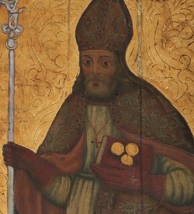 Zdjęcie nr 7: Ołtarz przyścienny, architektoniczny, jednoosiowy, jednokondygnacyjny ze zwieńczeniem; uszaty. Mensa w typie sarkofagowym na niewielkim prostopadłościennym postumencie. Tabernakulum drewniane, architektoniczne, ujęte parami złoconych kolumienek, na osi których odcinki belkowania i spiralnie zwinięte akantowe woluty oraz kanelowanymi pilastrami. W zwieńczeniu motyw podwieszonej kotary oraz lambrekin. Na drzwiczkach płaskorzeźbione przedstawienie kielicha z hostią. Nastawa drewniana, ujęta korynckimi kolumnami ustawionymi na wysokich postumentach zdobionych plakietami roślinnymi. Dźwigają one pełne, wyłamane na ich osiach belkowanie. Fryz wysuniętych części dekorowany rozetami, silnie wystający gzyms zdobiony akantem. Powyżej odcinki przyczółka, na tle których ustawione pełnoplastyczne figury świętych dziewic w koronach i złoconych szatach. W kondygnacji pierwszej nisza zamknięta łukiem półkolistym nadwieszonym, mieszcząca obraz św. Mikołaja. Kondygnacja ujęta ażurowymi akantowymi uszakami. W zwieńczeniu przedstawienie św. Antoniego Padewskiego w formie stojącego prostokąta, ujętego ażurowymi uszakami utworzonymi z wici akantu. Powyżej, analogicznie, mniejsze ujęcie Boga Ojca w kształcie stojącego prostokąta o ściętych górnych narożach, zwieńczonego krzyżem równoramiennym. Struktura ołtarza w kolorze jasnozielonym, wypełnienia płycin, trzony kolumn oraz elementy gzymsu jasnoczerwone; ornamenty złocone.