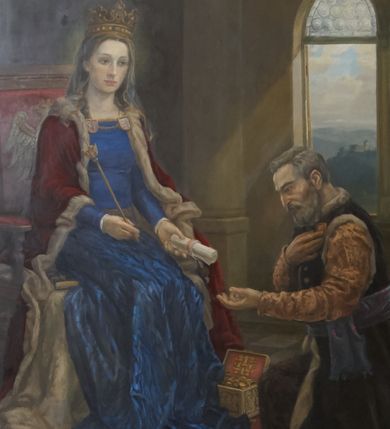 Zdjęcie nr 1: Obraz w kształcie zbliżonym do kwadratu z przestawieniem św. Jadwigi, królowej Polski, przekazującej Janowi Tęczyńskiemu dokument potwierdzający darowanie kosztowności na rzecz odnowienia Uniwersytetu Krakowskiego. Młoda królowa siedzi na drewnianym, obitym purpurowym aksamitem tronie i zwraca się w stronę Jana. Ma owalną twarz o dużych, spoglądających łagodnie, ciemnych oczach i koronę na głowie, która została przestawiona na rozjaśnionym tle przywodzącym na myśl nimb. Ubrana jest w niebieską, sięgającą ziemi suknię i purpurowy, podbity białym futrem, spięty pod szyją płaszcz. W prawej ręce trzyma berło, w lewej, skierowanej w stronę poddanego, zwój dokumentu. Przy jej lewej nodze stoi na ziemi otwarta skrzyneczka wypełniona złotem. Klęczący przed nią na jednym kolanie Jan Tęczyński, przedstawiony jako starszy mężczyzna z krótkimi, siwiejącymi włosami i zarostem, skłaniając głowę, prawą rękę składa na ciele, lewą wyciąga przed siebie, aby odebrać dokument. Jest ubrany w pomarańczową koszulę oraz podbity futrem płaszcz bez rękawów, który ma przewiązany niebieskim pasem. Scena rozgrywa się we wnętrzu ciemnej, gotyckiej komnaty, z której przez ostrołukowe okna rozciąga się widok na wzgórza. Za świętą widać fragment kaplicy z ustawionym na ołtarzu krucyfiksem, pod nogami uczestników leży dywan położony na kamiennej posadzce.