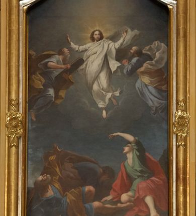 Zdjęcie nr 3: Ołtarz architektoniczny, jednokondygnacyjny, jednoosiowy, ze zwieńczeniem. Nastawa zbudowana na kamiennym, wysokim cokole, lekko wklęsła, ujęta zwielokrotnionymi pilastrami kompozytowymi o kanelowanych trzonach i zewnętrznymi, nieznacznie cofniętymi kolumnami, podtrzymującymi wyłamujące się nad nimi belkowanie. Po bokach karbowane taśmy z motywem liści akantu. W centrum obraz "Przemienienie Pańskie". Nad pilastrami klęczące na obłokach uskrzydlone, adorujące anioły. Zwieńczenie o łukowato wygiętej podstawie i wklęsłych nieznacznie bokach, zwieńczone wyłamanym ku górze gzymsem zakończonym po bokach wolutami. W zwieńczenie wkomponowana okazała gloria promienista, z figurą Boga Ojca siedzącego w chmurach, Gołębicą Ducha Świętego i ukazaną na tle gzymsu postacią Archanioła Michała, ukazanego w zbroi, płaszczu na ramionach i w hełmie na głowie z mieczem w prawej dłoni. Na belkowaniu okazały kartusz ujęty puklowaną wstęgą i zwieńczony muszlą, z malowanym na srebrnym tle napisem: "CHRISTO / TRANSFIGURATO / Hic est Filius meus dilectus / in quo mihi bene complacui / ipsum audite. / Matth: c. 77". Na ścianach prezbiterium, przed ołtarzem, na konsolach dwie figury św. Andrzej i św. Mateusz (?). Nastawa w całości złocona, partiami srebrzona (chmury, skrzydła aniołów, rama zwieńczenia, wstęga regencyjna po bokach), partie cokołu i fryzu z imitacją marmoryzacji.   

