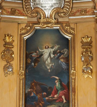 Zdjęcie nr 2: Ołtarz architektoniczny, jednokondygnacyjny, jednoosiowy, ze zwieńczeniem. Nastawa zbudowana na kamiennym, wysokim cokole, lekko wklęsła, ujęta zwielokrotnionymi pilastrami kompozytowymi o kanelowanych trzonach i zewnętrznymi, nieznacznie cofniętymi kolumnami, podtrzymującymi wyłamujące się nad nimi belkowanie. Po bokach karbowane taśmy z motywem liści akantu. W centrum obraz &quot;Przemienienie Pańskie&quot;. Nad pilastrami klęczące na obłokach uskrzydlone, adorujące anioły. Zwieńczenie o łukowato wygiętej podstawie i wklęsłych nieznacznie bokach, zwieńczone wyłamanym ku górze gzymsem zakończonym po bokach wolutami. W zwieńczenie wkomponowana okazała gloria promienista, z figurą Boga Ojca siedzącego w chmurach, Gołębicą Ducha Świętego i ukazaną na tle gzymsu postacią Archanioła Michała, ukazanego w zbroi, płaszczu na ramionach i w hełmie na głowie z mieczem w prawej dłoni. Na belkowaniu okazały kartusz ujęty puklowaną wstęgą i zwieńczony muszlą, z malowanym na srebrnym tle napisem: &quot;CHRISTO / TRANSFIGURATO / Hic est Filius meus dilectus / in quo mihi bene complacui / ipsum audite. / Matth: c. 77&quot;. Na ścianach prezbiterium, przed ołtarzem, na konsolach dwie figury św. Andrzej i św. Mateusz (?). Nastawa w całości złocona, partiami srebrzona (chmury, skrzydła aniołów, rama zwieńczenia, wstęga regencyjna po bokach), partie cokołu i fryzu z imitacją marmoryzacji.   

